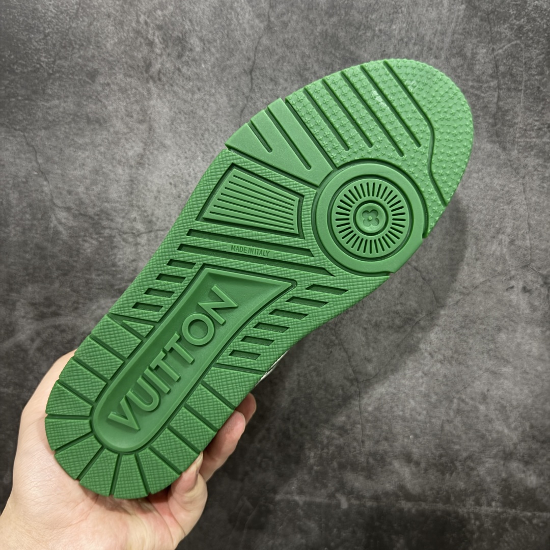 图片[9]-【HS纯原礼盒版】 LV Trainer系列高奢运动鞋 白绿拼色 新款芯片顶级 潮人必备单品 同步ZP官网空胶工艺 鞋舌、挂饰均镶嵌NFC芯片感应装置 正确胶片断点式设计 中底正确还原原版油印字母比例 1：1原楦格板、楦头、刀磨全新升级！ 独家订制顶级压纹麂皮 原版开模TPU大底 质感原版一致 垫脚聚米微料加透气英伦网布 披靡市场任何版本！细节完美呈现！ 代购指定版本 全新升级最新双盒包装 扫码秒进官网！ 全套包装配件同比原版 尺码： 39-45-选品中心