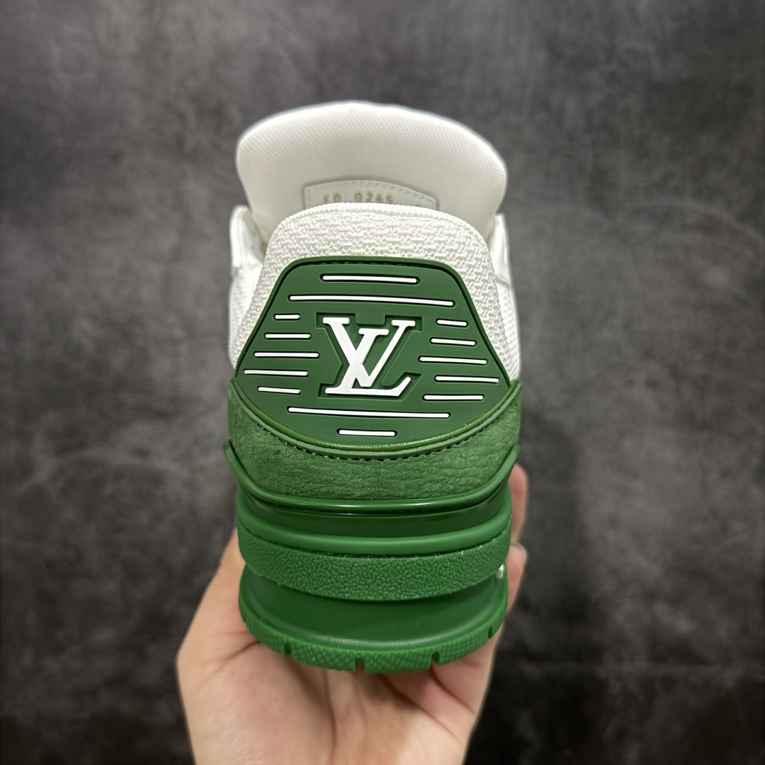 图片[4]-【HS纯原礼盒版】 LV Trainer系列高奢运动鞋 白绿拼色 新款芯片顶级 潮人必备单品 同步ZP官网空胶工艺 鞋舌、挂饰均镶嵌NFC芯片感应装置 正确胶片断点式设计 中底正确还原原版油印字母比例 1：1原楦格板、楦头、刀磨全新升级！ 独家订制顶级压纹麂皮 原版开模TPU大底 质感原版一致 垫脚聚米微料加透气英伦网布 披靡市场任何版本！细节完美呈现！ 代购指定版本 全新升级最新双盒包装 扫码秒进官网！ 全套包装配件同比原版 尺码： 39-45-选品中心
