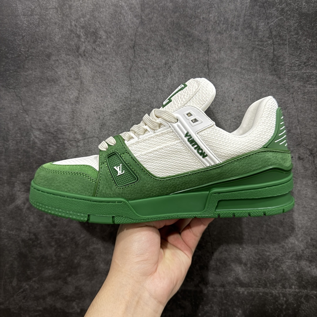 图片[2]-【HS纯原礼盒版】 LV Trainer系列高奢运动鞋 白绿拼色 新款芯片顶级 潮人必备单品 同步ZP官网空胶工艺 鞋舌、挂饰均镶嵌NFC芯片感应装置 正确胶片断点式设计 中底正确还原原版油印字母比例 1：1原楦格板、楦头、刀磨全新升级！ 独家订制顶级压纹麂皮 原版开模TPU大底 质感原版一致 垫脚聚米微料加透气英伦网布 披靡市场任何版本！细节完美呈现！ 代购指定版本 全新升级最新双盒包装 扫码秒进官网！ 全套包装配件同比原版 尺码： 39-45-选品中心