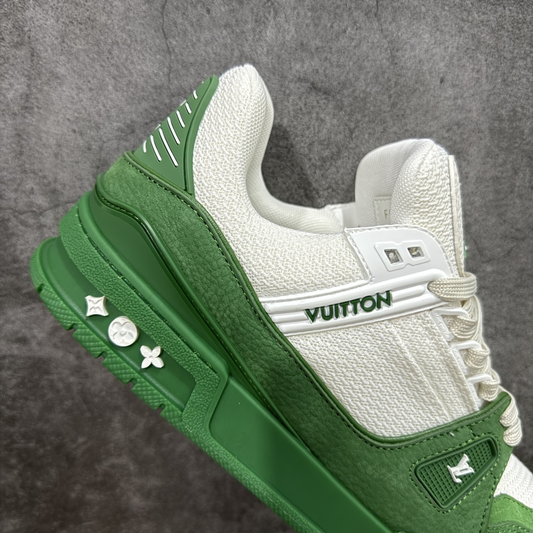 图片[7]-【HS纯原礼盒版】 LV Trainer系列高奢运动鞋 白绿拼色 新款芯片顶级 潮人必备单品 同步ZP官网空胶工艺 鞋舌、挂饰均镶嵌NFC芯片感应装置 正确胶片断点式设计 中底正确还原原版油印字母比例 1：1原楦格板、楦头、刀磨全新升级！ 独家订制顶级压纹麂皮 原版开模TPU大底 质感原版一致 垫脚聚米微料加透气英伦网布 披靡市场任何版本！细节完美呈现！ 代购指定版本 全新升级最新双盒包装 扫码秒进官网！ 全套包装配件同比原版 尺码： 39-45-选品中心