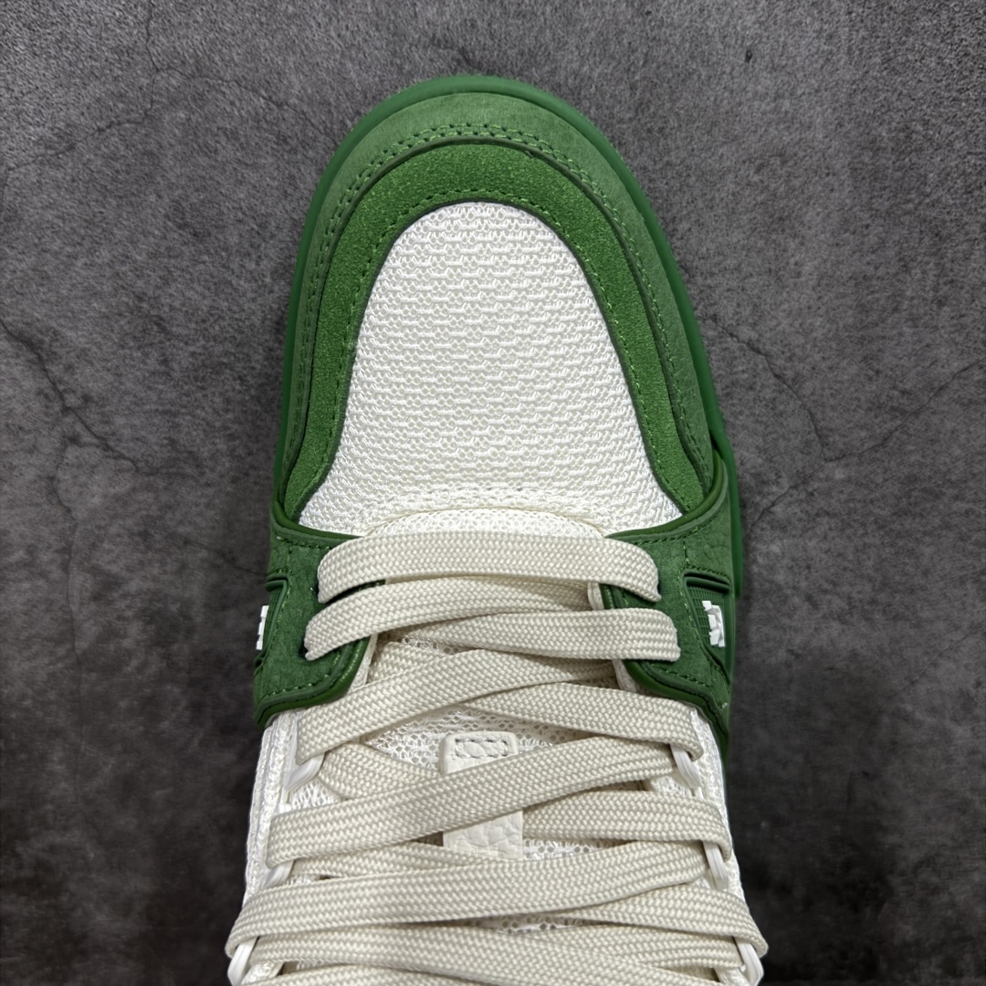 图片[5]-【HS纯原礼盒版】 LV Trainer系列高奢运动鞋 白绿拼色 新款芯片顶级 潮人必备单品 同步ZP官网空胶工艺 鞋舌、挂饰均镶嵌NFC芯片感应装置 正确胶片断点式设计 中底正确还原原版油印字母比例 1：1原楦格板、楦头、刀磨全新升级！ 独家订制顶级压纹麂皮 原版开模TPU大底 质感原版一致 垫脚聚米微料加透气英伦网布 披靡市场任何版本！细节完美呈现！ 代购指定版本 全新升级最新双盒包装 扫码秒进官网！ 全套包装配件同比原版 尺码： 39-45-选品中心