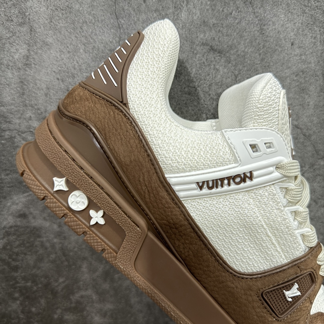 图片[7]-【HS纯原礼盒版】 LV Trainer系列高奢运动鞋 白咖拼色 新款芯片顶级 潮人必备单品 同步ZP官网空胶工艺 鞋舌、挂饰均镶嵌NFC芯片感应装置 正确胶片断点式设计 中底正确还原原版油印字母比例 1：1原楦格板、楦头、刀磨全新升级！ 独家订制顶级压纹麂皮 原版开模TPU大底 质感原版一致 垫脚聚米微料加透气英伦网布 披靡市场任何版本！细节完美呈现！ 代购指定版本 全新升级最新双盒包装 扫码秒进官网！ 全套包装配件同比原版 尺码： 39-45-选品中心