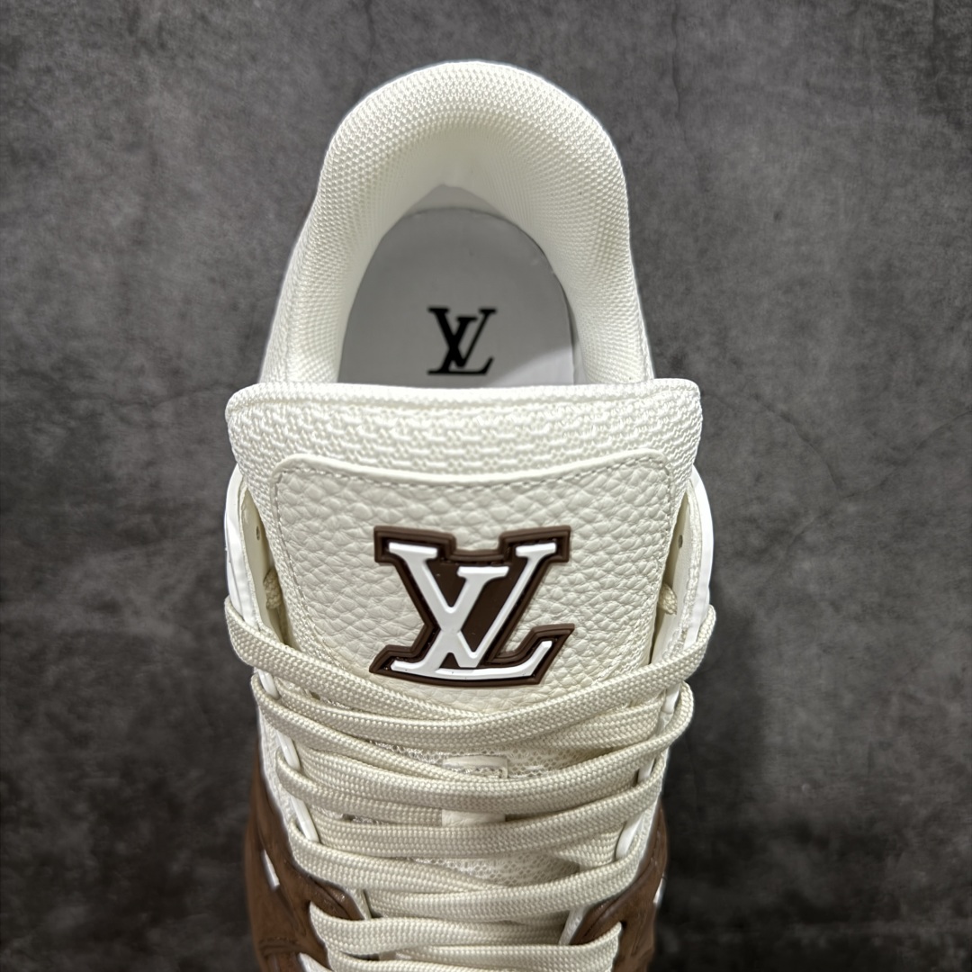 图片[8]-【HS纯原礼盒版】 LV Trainer系列高奢运动鞋 白咖拼色 新款芯片顶级 潮人必备单品 同步ZP官网空胶工艺 鞋舌、挂饰均镶嵌NFC芯片感应装置 正确胶片断点式设计 中底正确还原原版油印字母比例 1：1原楦格板、楦头、刀磨全新升级！ 独家订制顶级压纹麂皮 原版开模TPU大底 质感原版一致 垫脚聚米微料加透气英伦网布 披靡市场任何版本！细节完美呈现！ 代购指定版本 全新升级最新双盒包装 扫码秒进官网！ 全套包装配件同比原版 尺码： 39-45-选品中心