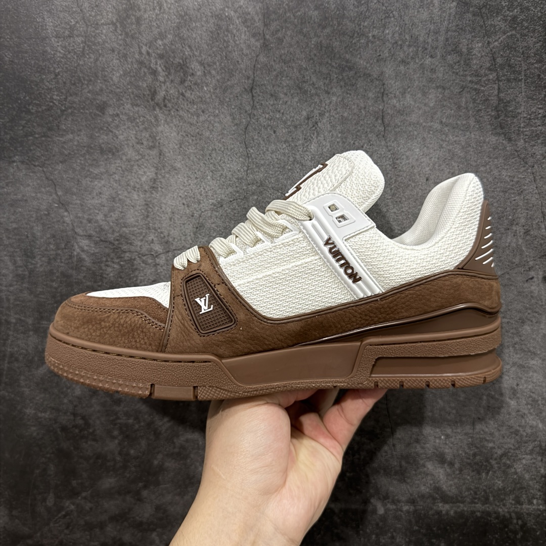 图片[2]-【HS纯原礼盒版】 LV Trainer系列高奢运动鞋 白咖拼色 新款芯片顶级 潮人必备单品 同步ZP官网空胶工艺 鞋舌、挂饰均镶嵌NFC芯片感应装置 正确胶片断点式设计 中底正确还原原版油印字母比例 1：1原楦格板、楦头、刀磨全新升级！ 独家订制顶级压纹麂皮 原版开模TPU大底 质感原版一致 垫脚聚米微料加透气英伦网布 披靡市场任何版本！细节完美呈现！ 代购指定版本 全新升级最新双盒包装 扫码秒进官网！ 全套包装配件同比原版 尺码： 39-45-选品中心