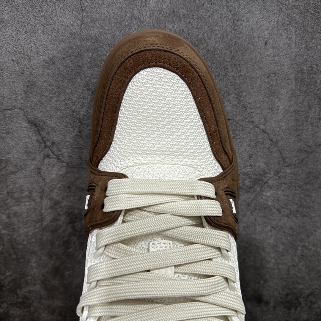 图片[5]-【HS纯原礼盒版】 LV Trainer系列高奢运动鞋 白咖拼色 新款芯片顶级 潮人必备单品 同步ZP官网空胶工艺 鞋舌、挂饰均镶嵌NFC芯片感应装置 正确胶片断点式设计 中底正确还原原版油印字母比例 1：1原楦格板、楦头、刀磨全新升级！ 独家订制顶级压纹麂皮 原版开模TPU大底 质感原版一致 垫脚聚米微料加透气英伦网布 披靡市场任何版本！细节完美呈现！ 代购指定版本 全新升级最新双盒包装 扫码秒进官网！ 全套包装配件同比原版 尺码： 39-45-选品中心