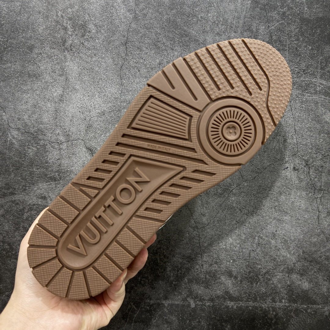 图片[9]-【HS纯原礼盒版】 LV Trainer系列高奢运动鞋 白咖拼色 新款芯片顶级 潮人必备单品 同步ZP官网空胶工艺 鞋舌、挂饰均镶嵌NFC芯片感应装置 正确胶片断点式设计 中底正确还原原版油印字母比例 1：1原楦格板、楦头、刀磨全新升级！ 独家订制顶级压纹麂皮 原版开模TPU大底 质感原版一致 垫脚聚米微料加透气英伦网布 披靡市场任何版本！细节完美呈现！ 代购指定版本 全新升级最新双盒包装 扫码秒进官网！ 全套包装配件同比原版 尺码： 39-45-选品中心