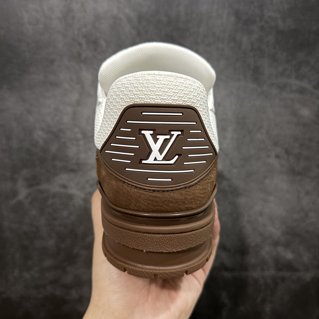 图片[4]-【HS纯原礼盒版】 LV Trainer系列高奢运动鞋 白咖拼色 新款芯片顶级 潮人必备单品 同步ZP官网空胶工艺 鞋舌、挂饰均镶嵌NFC芯片感应装置 正确胶片断点式设计 中底正确还原原版油印字母比例 1：1原楦格板、楦头、刀磨全新升级！ 独家订制顶级压纹麂皮 原版开模TPU大底 质感原版一致 垫脚聚米微料加透气英伦网布 披靡市场任何版本！细节完美呈现！ 代购指定版本 全新升级最新双盒包装 扫码秒进官网！ 全套包装配件同比原版 尺码： 39-45-选品中心