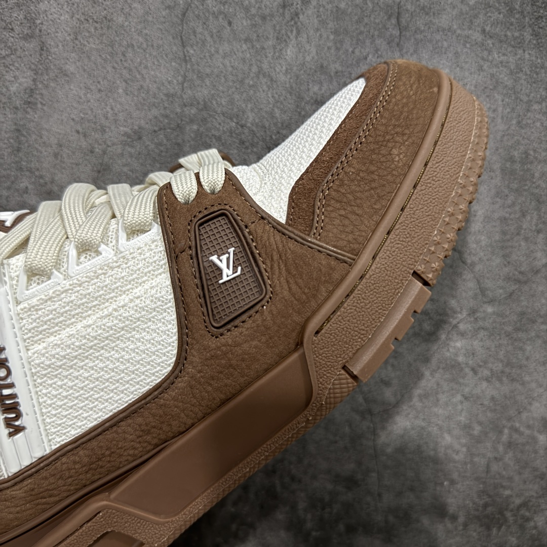 图片[6]-【HS纯原礼盒版】 LV Trainer系列高奢运动鞋 白咖拼色 新款芯片顶级 潮人必备单品 同步ZP官网空胶工艺 鞋舌、挂饰均镶嵌NFC芯片感应装置 正确胶片断点式设计 中底正确还原原版油印字母比例 1：1原楦格板、楦头、刀磨全新升级！ 独家订制顶级压纹麂皮 原版开模TPU大底 质感原版一致 垫脚聚米微料加透气英伦网布 披靡市场任何版本！细节完美呈现！ 代购指定版本 全新升级最新双盒包装 扫码秒进官网！ 全套包装配件同比原版 尺码： 39-45-选品中心