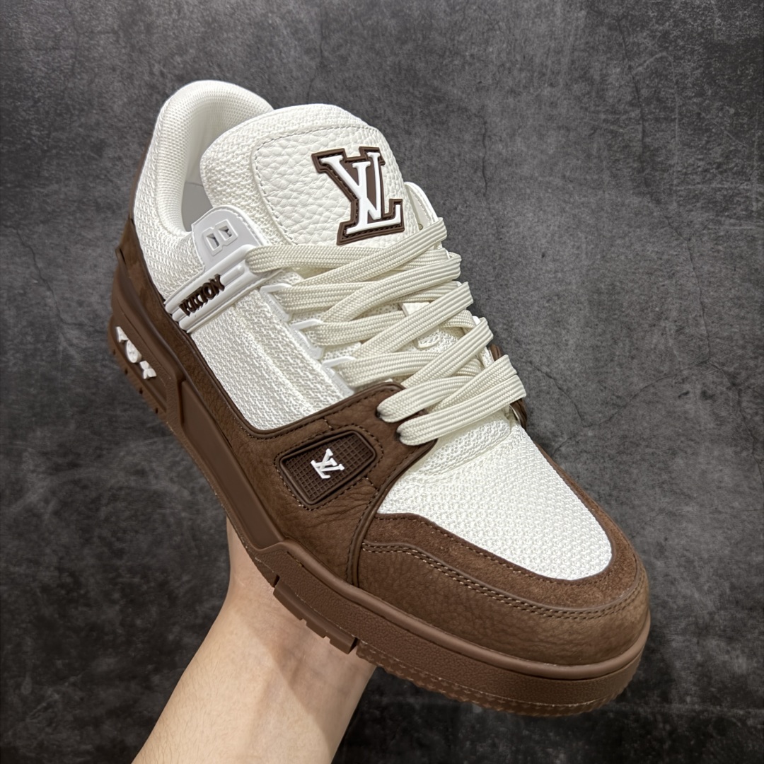 图片[3]-【HS纯原礼盒版】 LV Trainer系列高奢运动鞋 白咖拼色 新款芯片顶级 潮人必备单品 同步ZP官网空胶工艺 鞋舌、挂饰均镶嵌NFC芯片感应装置 正确胶片断点式设计 中底正确还原原版油印字母比例 1：1原楦格板、楦头、刀磨全新升级！ 独家订制顶级压纹麂皮 原版开模TPU大底 质感原版一致 垫脚聚米微料加透气英伦网布 披靡市场任何版本！细节完美呈现！ 代购指定版本 全新升级最新双盒包装 扫码秒进官网！ 全套包装配件同比原版 尺码： 39-45-选品中心