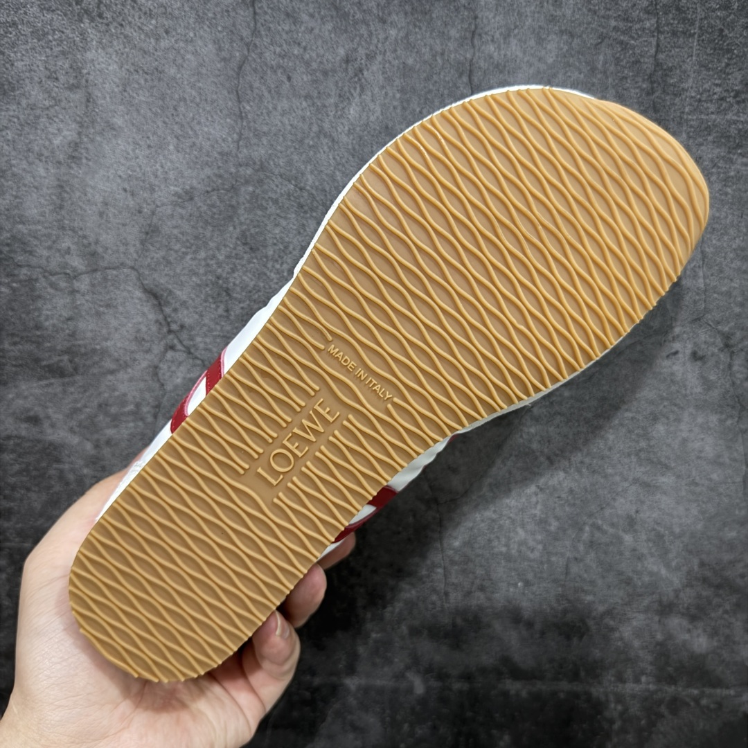 图片[9]-【X1顶级版本】任意细节不惧对比 外贸出口订单 广东原厂 罗意威LOEWE 2025 | Ballet Runner2.0 新款芭蕾舞鞋 超级棒 不对称鞋头造型，作为LOEWE的标志性设计 超柔软，轻便且灵活的鞋底，新的波浪纹理橡胶外底，延伸至鞋头，升级的柔软皮革内衬和鞋床，提供最大舒适感，后跟有3D注塑橡胶徽标，真皮和皮料混搭彰显复古风格 内增高拼色德训鞋 阿甘鞋 小白鞋 拼色拼接鞋面 非常高级隐藏式小内增高 脚后跟设计新颖 柔软舒适 会被评为年度最舒适的暴走鞋 如履平地 原版细节 鞋面由进口麂皮 牛皮 原版布拼接 牛皮垫脚 原版定制磨具组合大底 原盒包装 内娱明星杨幂等众多同款上脚 小红书 一系列素材图 极具爆款。 尺码 35 36 37 38 39 40 41 42 43 44 45-选品中心