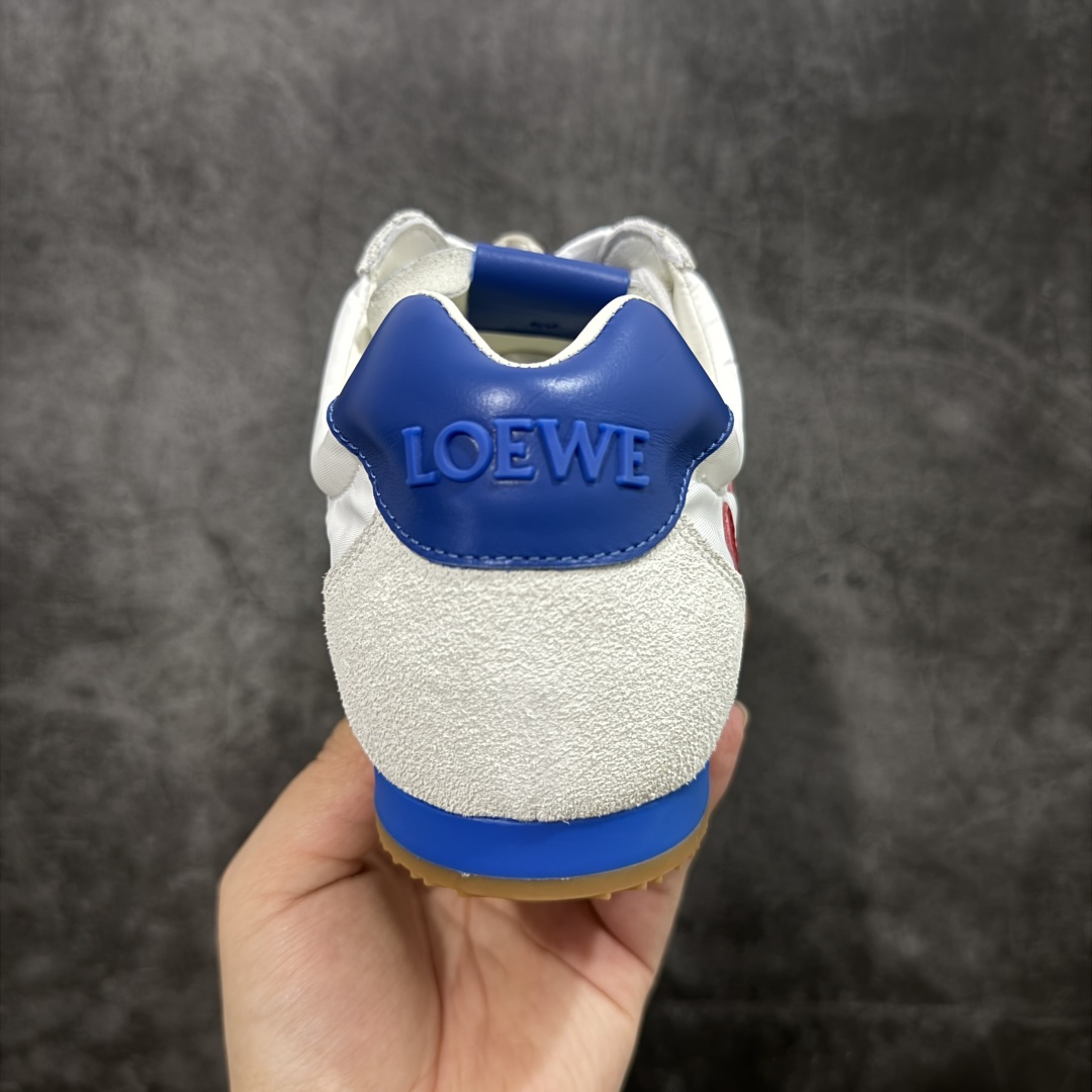 图片[4]-【X1顶级版本】任意细节不惧对比 外贸出口订单 广东原厂 罗意威LOEWE 2025 | Ballet Runner2.0 新款芭蕾舞鞋 超级棒 不对称鞋头造型，作为LOEWE的标志性设计 超柔软，轻便且灵活的鞋底，新的波浪纹理橡胶外底，延伸至鞋头，升级的柔软皮革内衬和鞋床，提供最大舒适感，后跟有3D注塑橡胶徽标，真皮和皮料混搭彰显复古风格 内增高拼色德训鞋 阿甘鞋 小白鞋 拼色拼接鞋面 非常高级隐藏式小内增高 脚后跟设计新颖 柔软舒适 会被评为年度最舒适的暴走鞋 如履平地 原版细节 鞋面由进口麂皮 牛皮 原版布拼接 牛皮垫脚 原版定制磨具组合大底 原盒包装 内娱明星杨幂等众多同款上脚 小红书 一系列素材图 极具爆款。 尺码 35 36 37 38 39 40 41 42 43 44 45-选品中心