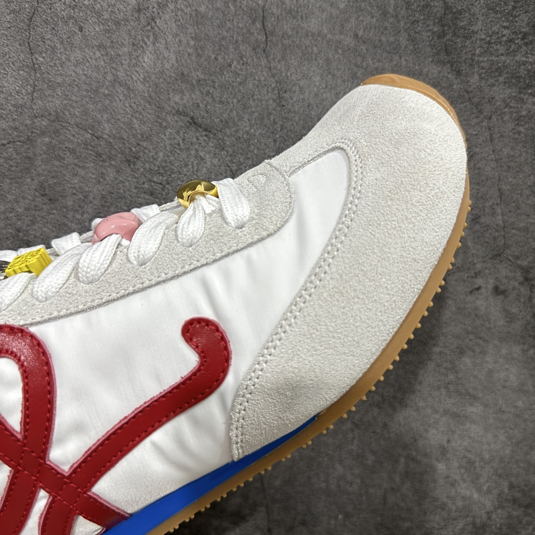 图片[6]-【X1顶级版本】任意细节不惧对比 外贸出口订单 广东原厂 罗意威LOEWE 2025 | Ballet Runner2.0 新款芭蕾舞鞋 超级棒 不对称鞋头造型，作为LOEWE的标志性设计 超柔软，轻便且灵活的鞋底，新的波浪纹理橡胶外底，延伸至鞋头，升级的柔软皮革内衬和鞋床，提供最大舒适感，后跟有3D注塑橡胶徽标，真皮和皮料混搭彰显复古风格 内增高拼色德训鞋 阿甘鞋 小白鞋 拼色拼接鞋面 非常高级隐藏式小内增高 脚后跟设计新颖 柔软舒适 会被评为年度最舒适的暴走鞋 如履平地 原版细节 鞋面由进口麂皮 牛皮 原版布拼接 牛皮垫脚 原版定制磨具组合大底 原盒包装 内娱明星杨幂等众多同款上脚 小红书 一系列素材图 极具爆款。 尺码 35 36 37 38 39 40 41 42 43 44 45-选品中心