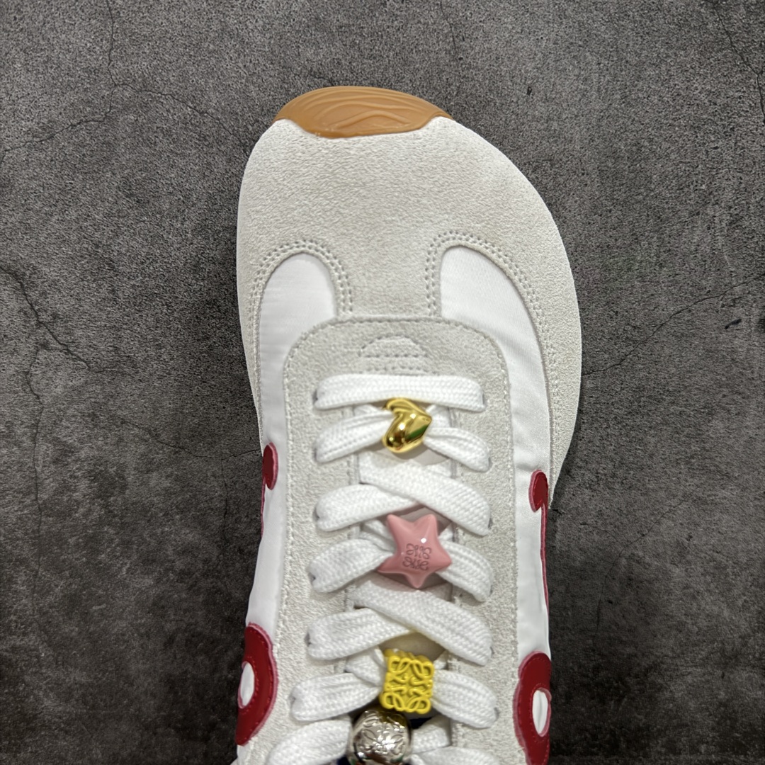 图片[5]-【X1顶级版本】任意细节不惧对比 外贸出口订单 广东原厂 罗意威LOEWE 2025 | Ballet Runner2.0 新款芭蕾舞鞋 超级棒 不对称鞋头造型，作为LOEWE的标志性设计 超柔软，轻便且灵活的鞋底，新的波浪纹理橡胶外底，延伸至鞋头，升级的柔软皮革内衬和鞋床，提供最大舒适感，后跟有3D注塑橡胶徽标，真皮和皮料混搭彰显复古风格 内增高拼色德训鞋 阿甘鞋 小白鞋 拼色拼接鞋面 非常高级隐藏式小内增高 脚后跟设计新颖 柔软舒适 会被评为年度最舒适的暴走鞋 如履平地 原版细节 鞋面由进口麂皮 牛皮 原版布拼接 牛皮垫脚 原版定制磨具组合大底 原盒包装 内娱明星杨幂等众多同款上脚 小红书 一系列素材图 极具爆款。 尺码 35 36 37 38 39 40 41 42 43 44 45-选品中心