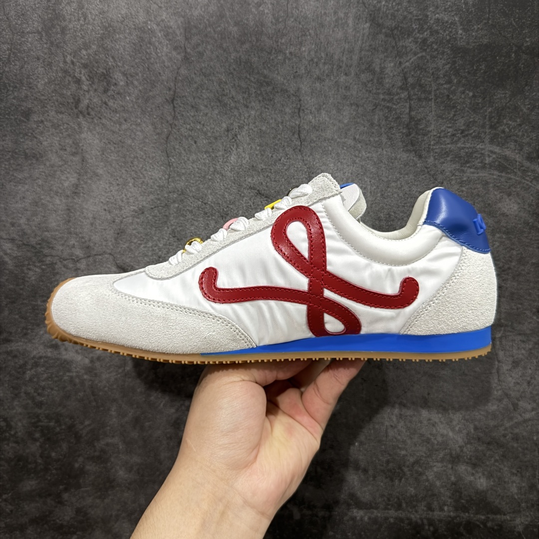 图片[2]-【X1顶级版本】任意细节不惧对比 外贸出口订单 广东原厂 罗意威LOEWE 2025 | Ballet Runner2.0 新款芭蕾舞鞋 超级棒 不对称鞋头造型，作为LOEWE的标志性设计 超柔软，轻便且灵活的鞋底，新的波浪纹理橡胶外底，延伸至鞋头，升级的柔软皮革内衬和鞋床，提供最大舒适感，后跟有3D注塑橡胶徽标，真皮和皮料混搭彰显复古风格 内增高拼色德训鞋 阿甘鞋 小白鞋 拼色拼接鞋面 非常高级隐藏式小内增高 脚后跟设计新颖 柔软舒适 会被评为年度最舒适的暴走鞋 如履平地 原版细节 鞋面由进口麂皮 牛皮 原版布拼接 牛皮垫脚 原版定制磨具组合大底 原盒包装 内娱明星杨幂等众多同款上脚 小红书 一系列素材图 极具爆款。 尺码 35 36 37 38 39 40 41 42 43 44 45-选品中心