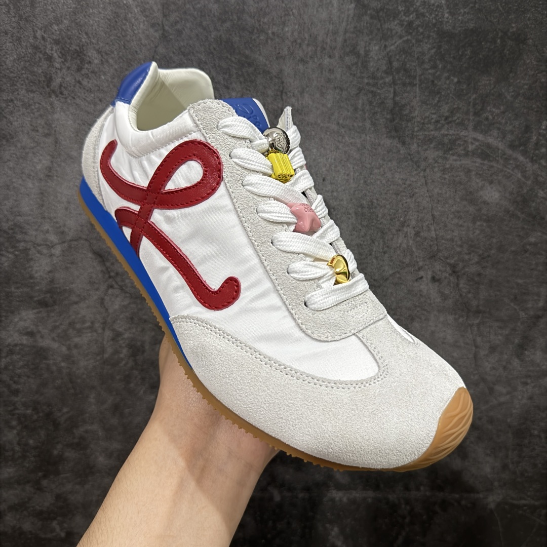 图片[3]-【X1顶级版本】任意细节不惧对比 外贸出口订单 广东原厂 罗意威LOEWE 2025 | Ballet Runner2.0 新款芭蕾舞鞋 超级棒 不对称鞋头造型，作为LOEWE的标志性设计 超柔软，轻便且灵活的鞋底，新的波浪纹理橡胶外底，延伸至鞋头，升级的柔软皮革内衬和鞋床，提供最大舒适感，后跟有3D注塑橡胶徽标，真皮和皮料混搭彰显复古风格 内增高拼色德训鞋 阿甘鞋 小白鞋 拼色拼接鞋面 非常高级隐藏式小内增高 脚后跟设计新颖 柔软舒适 会被评为年度最舒适的暴走鞋 如履平地 原版细节 鞋面由进口麂皮 牛皮 原版布拼接 牛皮垫脚 原版定制磨具组合大底 原盒包装 内娱明星杨幂等众多同款上脚 小红书 一系列素材图 极具爆款。 尺码 35 36 37 38 39 40 41 42 43 44 45-选品中心