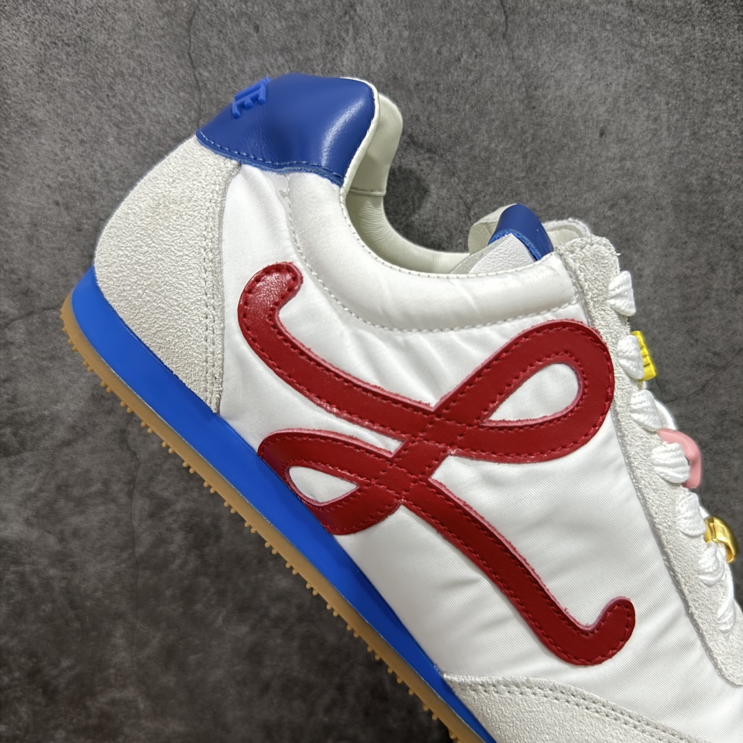 图片[7]-【X1顶级版本】任意细节不惧对比 外贸出口订单 广东原厂 罗意威LOEWE 2025 | Ballet Runner2.0 新款芭蕾舞鞋 超级棒 不对称鞋头造型，作为LOEWE的标志性设计 超柔软，轻便且灵活的鞋底，新的波浪纹理橡胶外底，延伸至鞋头，升级的柔软皮革内衬和鞋床，提供最大舒适感，后跟有3D注塑橡胶徽标，真皮和皮料混搭彰显复古风格 内增高拼色德训鞋 阿甘鞋 小白鞋 拼色拼接鞋面 非常高级隐藏式小内增高 脚后跟设计新颖 柔软舒适 会被评为年度最舒适的暴走鞋 如履平地 原版细节 鞋面由进口麂皮 牛皮 原版布拼接 牛皮垫脚 原版定制磨具组合大底 原盒包装 内娱明星杨幂等众多同款上脚 小红书 一系列素材图 极具爆款。 尺码 35 36 37 38 39 40 41 42 43 44 45-选品中心