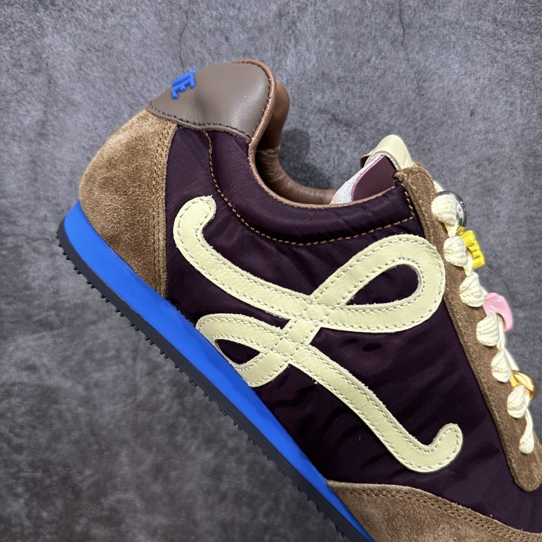 图片[7]-【X1顶级版本】任意细节不惧对比 外贸出口订单 广东原厂 罗意威LOEWE 2025 | Ballet Runner2.0 新款芭蕾舞鞋 超级棒 不对称鞋头造型，作为LOEWE的标志性设计 超柔软，轻便且灵活的鞋底，新的波浪纹理橡胶外底，延伸至鞋头，升级的柔软皮革内衬和鞋床，提供最大舒适感，后跟有3D注塑橡胶徽标，真皮和皮料混搭彰显复古风格 内增高拼色德训鞋 阿甘鞋 小白鞋 拼色拼接鞋面 非常高级隐藏式小内增高 脚后跟设计新颖 柔软舒适 会被评为年度最舒适的暴走鞋 如履平地 原版细节 鞋面由进口麂皮 牛皮 原版布拼接 牛皮垫脚 原版定制磨具组合大底 原盒包装 内娱明星杨幂等众多同款上脚 小红书 一系列素材图 极具爆款。 尺码 35 36 37 38 39 40 41 42 43 44 45-选品中心