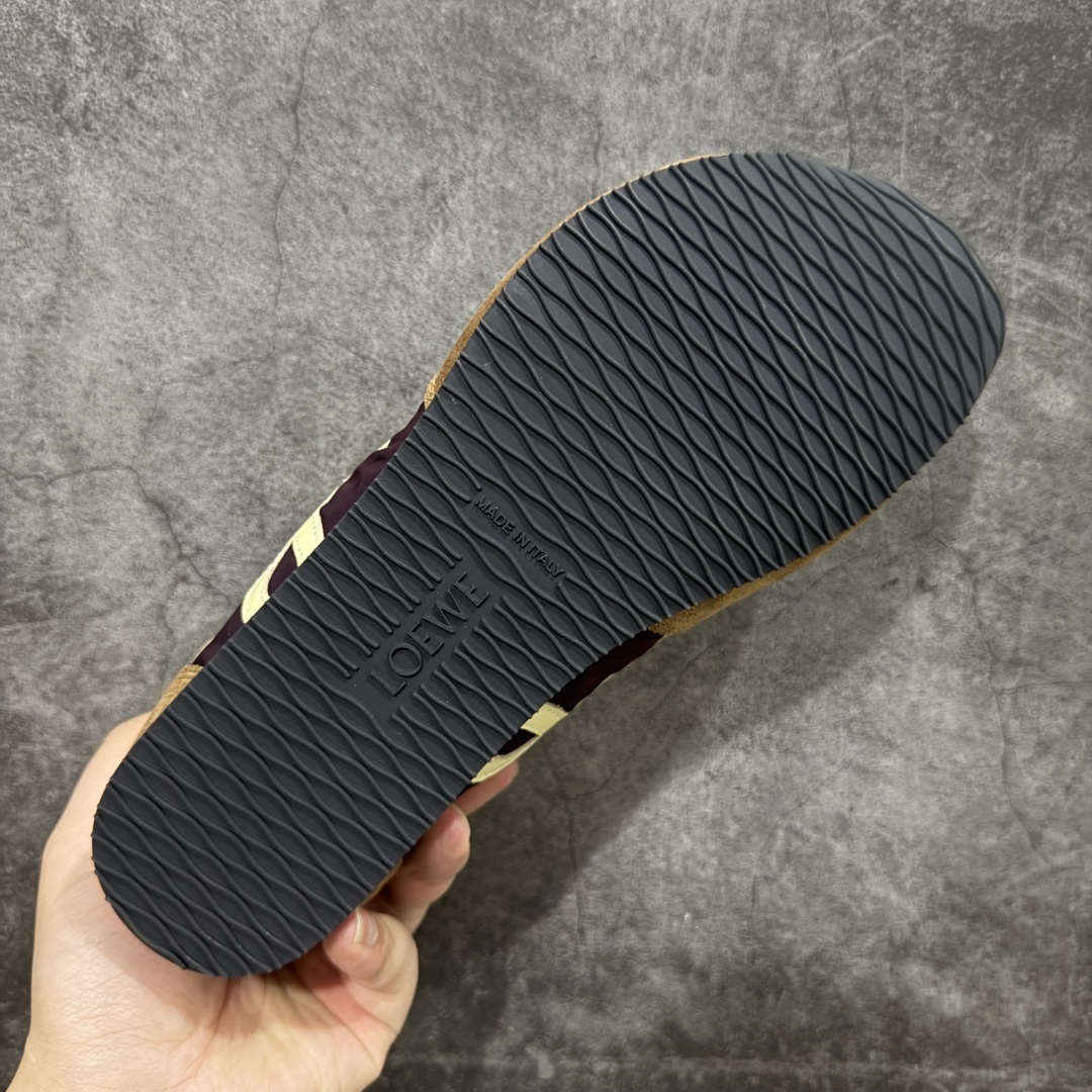 图片[9]-【X1顶级版本】任意细节不惧对比 外贸出口订单 广东原厂 罗意威LOEWE 2025 | Ballet Runner2.0 新款芭蕾舞鞋 超级棒 不对称鞋头造型，作为LOEWE的标志性设计 超柔软，轻便且灵活的鞋底，新的波浪纹理橡胶外底，延伸至鞋头，升级的柔软皮革内衬和鞋床，提供最大舒适感，后跟有3D注塑橡胶徽标，真皮和皮料混搭彰显复古风格 内增高拼色德训鞋 阿甘鞋 小白鞋 拼色拼接鞋面 非常高级隐藏式小内增高 脚后跟设计新颖 柔软舒适 会被评为年度最舒适的暴走鞋 如履平地 原版细节 鞋面由进口麂皮 牛皮 原版布拼接 牛皮垫脚 原版定制磨具组合大底 原盒包装 内娱明星杨幂等众多同款上脚 小红书 一系列素材图 极具爆款。 尺码 35 36 37 38 39 40 41 42 43 44 45-选品中心