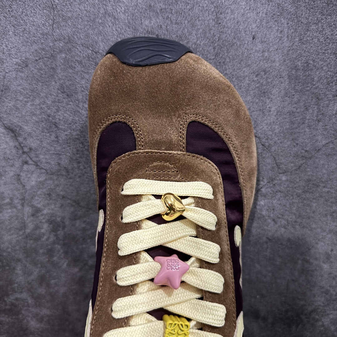 图片[5]-【X1顶级版本】任意细节不惧对比 外贸出口订单 广东原厂 罗意威LOEWE 2025 | Ballet Runner2.0 新款芭蕾舞鞋 超级棒 不对称鞋头造型，作为LOEWE的标志性设计 超柔软，轻便且灵活的鞋底，新的波浪纹理橡胶外底，延伸至鞋头，升级的柔软皮革内衬和鞋床，提供最大舒适感，后跟有3D注塑橡胶徽标，真皮和皮料混搭彰显复古风格 内增高拼色德训鞋 阿甘鞋 小白鞋 拼色拼接鞋面 非常高级隐藏式小内增高 脚后跟设计新颖 柔软舒适 会被评为年度最舒适的暴走鞋 如履平地 原版细节 鞋面由进口麂皮 牛皮 原版布拼接 牛皮垫脚 原版定制磨具组合大底 原盒包装 内娱明星杨幂等众多同款上脚 小红书 一系列素材图 极具爆款。 尺码 35 36 37 38 39 40 41 42 43 44 45-选品中心