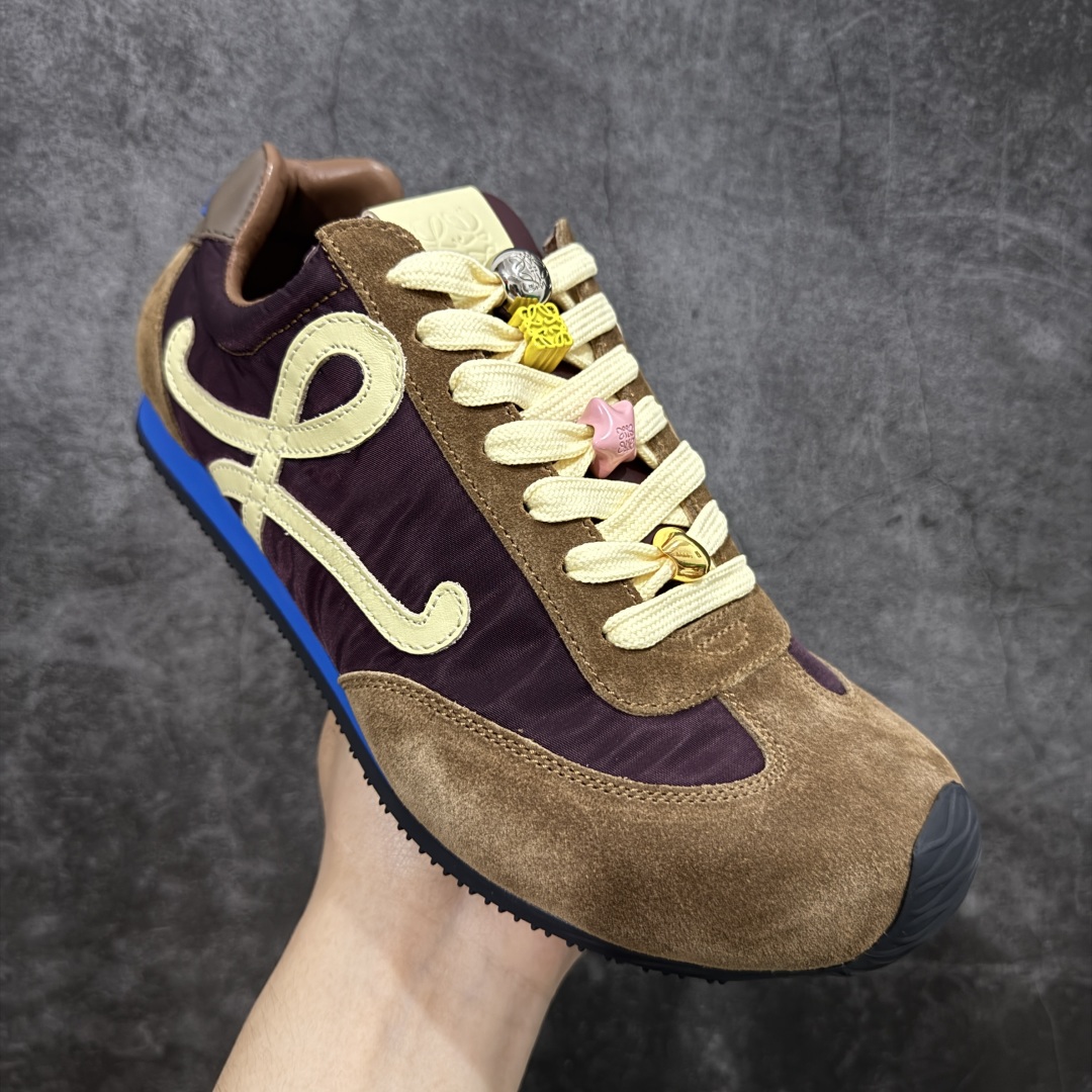 图片[3]-【X1顶级版本】任意细节不惧对比 外贸出口订单 广东原厂 罗意威LOEWE 2025 | Ballet Runner2.0 新款芭蕾舞鞋 超级棒 不对称鞋头造型，作为LOEWE的标志性设计 超柔软，轻便且灵活的鞋底，新的波浪纹理橡胶外底，延伸至鞋头，升级的柔软皮革内衬和鞋床，提供最大舒适感，后跟有3D注塑橡胶徽标，真皮和皮料混搭彰显复古风格 内增高拼色德训鞋 阿甘鞋 小白鞋 拼色拼接鞋面 非常高级隐藏式小内增高 脚后跟设计新颖 柔软舒适 会被评为年度最舒适的暴走鞋 如履平地 原版细节 鞋面由进口麂皮 牛皮 原版布拼接 牛皮垫脚 原版定制磨具组合大底 原盒包装 内娱明星杨幂等众多同款上脚 小红书 一系列素材图 极具爆款。 尺码 35 36 37 38 39 40 41 42 43 44 45-选品中心