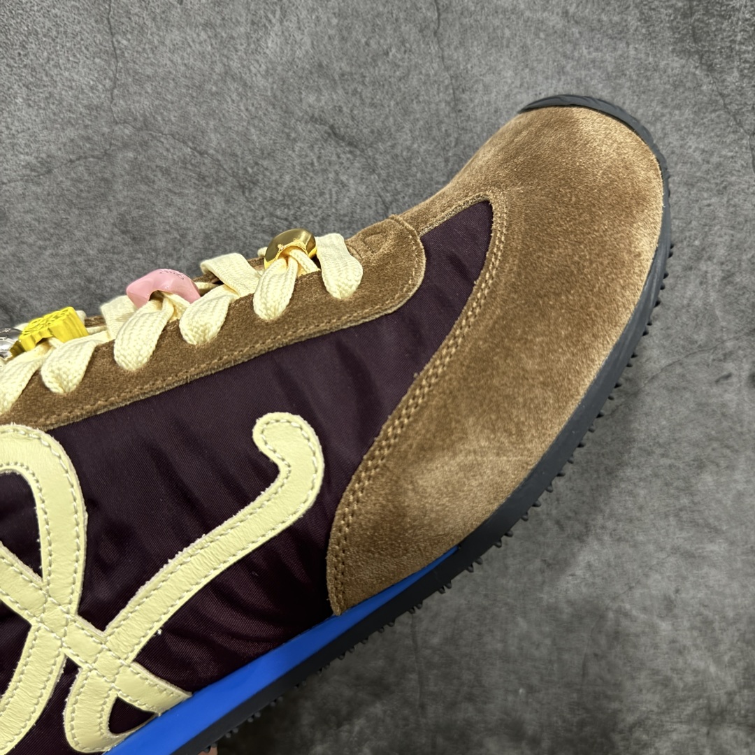 图片[6]-【X1顶级版本】任意细节不惧对比 外贸出口订单 广东原厂 罗意威LOEWE 2025 | Ballet Runner2.0 新款芭蕾舞鞋 超级棒 不对称鞋头造型，作为LOEWE的标志性设计 超柔软，轻便且灵活的鞋底，新的波浪纹理橡胶外底，延伸至鞋头，升级的柔软皮革内衬和鞋床，提供最大舒适感，后跟有3D注塑橡胶徽标，真皮和皮料混搭彰显复古风格 内增高拼色德训鞋 阿甘鞋 小白鞋 拼色拼接鞋面 非常高级隐藏式小内增高 脚后跟设计新颖 柔软舒适 会被评为年度最舒适的暴走鞋 如履平地 原版细节 鞋面由进口麂皮 牛皮 原版布拼接 牛皮垫脚 原版定制磨具组合大底 原盒包装 内娱明星杨幂等众多同款上脚 小红书 一系列素材图 极具爆款。 尺码 35 36 37 38 39 40 41 42 43 44 45-选品中心