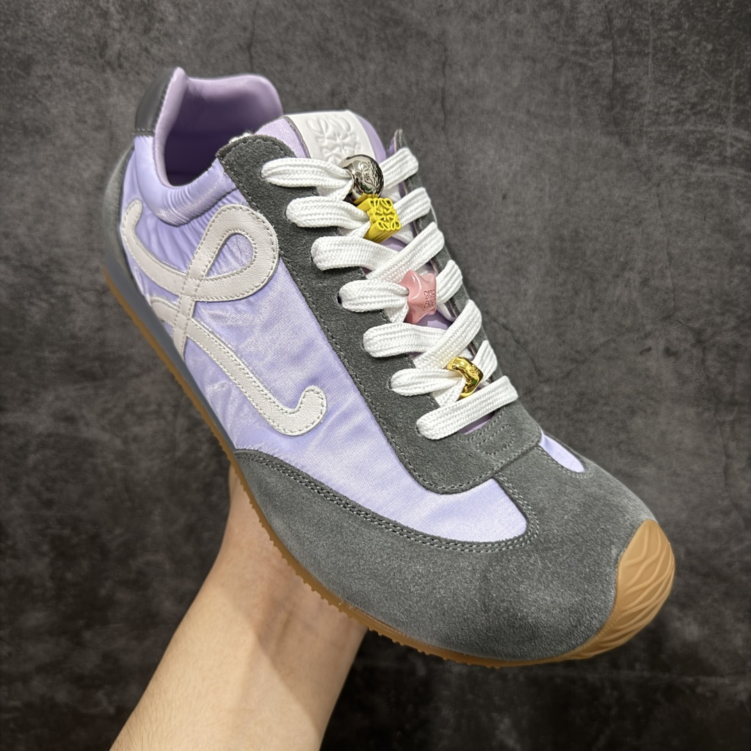 图片[3]-【X1顶级版本】任意细节不惧对比 外贸出口订单 广东原厂 罗意威LOEWE 2025 | Ballet Runner2.0 新款芭蕾舞鞋 超级棒 不对称鞋头造型，作为LOEWE的标志性设计 超柔软，轻便且灵活的鞋底，新的波浪纹理橡胶外底，延伸至鞋头，升级的柔软皮革内衬和鞋床，提供最大舒适感，后跟有3D注塑橡胶徽标，真皮和皮料混搭彰显复古风格 内增高拼色德训鞋 阿甘鞋 小白鞋 拼色拼接鞋面 非常高级隐藏式小内增高 脚后跟设计新颖 柔软舒适 会被评为年度最舒适的暴走鞋 如履平地 原版细节 鞋面由进口麂皮 牛皮 原版布拼接 牛皮垫脚 原版定制磨具组合大底 原盒包装 内娱明星杨幂等众多同款上脚 小红书 一系列素材图 极具爆款。 尺码 35 36 37 38 39 40 41 42 43 44 45-选品中心