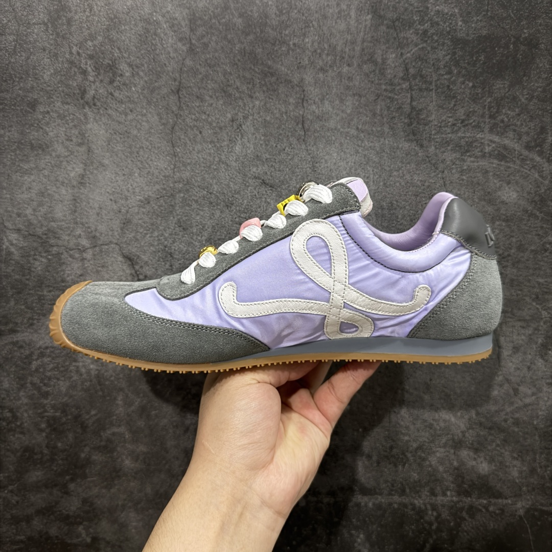 图片[2]-【X1顶级版本】任意细节不惧对比 外贸出口订单 广东原厂 罗意威LOEWE 2025 | Ballet Runner2.0 新款芭蕾舞鞋 超级棒 不对称鞋头造型，作为LOEWE的标志性设计 超柔软，轻便且灵活的鞋底，新的波浪纹理橡胶外底，延伸至鞋头，升级的柔软皮革内衬和鞋床，提供最大舒适感，后跟有3D注塑橡胶徽标，真皮和皮料混搭彰显复古风格 内增高拼色德训鞋 阿甘鞋 小白鞋 拼色拼接鞋面 非常高级隐藏式小内增高 脚后跟设计新颖 柔软舒适 会被评为年度最舒适的暴走鞋 如履平地 原版细节 鞋面由进口麂皮 牛皮 原版布拼接 牛皮垫脚 原版定制磨具组合大底 原盒包装 内娱明星杨幂等众多同款上脚 小红书 一系列素材图 极具爆款。 尺码 35 36 37 38 39 40 41 42 43 44 45-选品中心