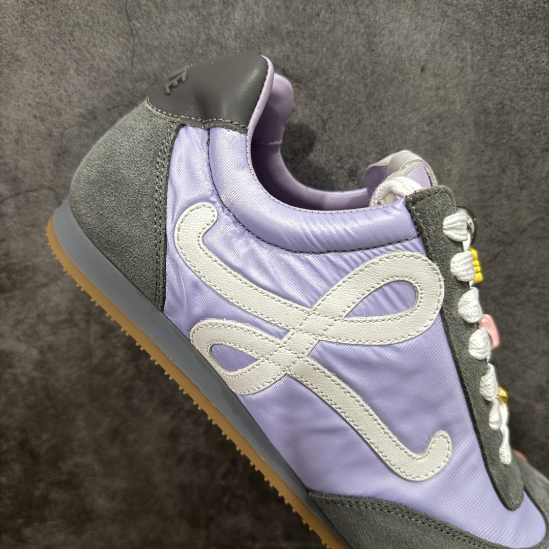 图片[7]-【X1顶级版本】任意细节不惧对比 外贸出口订单 广东原厂 罗意威LOEWE 2025 | Ballet Runner2.0 新款芭蕾舞鞋 超级棒 不对称鞋头造型，作为LOEWE的标志性设计 超柔软，轻便且灵活的鞋底，新的波浪纹理橡胶外底，延伸至鞋头，升级的柔软皮革内衬和鞋床，提供最大舒适感，后跟有3D注塑橡胶徽标，真皮和皮料混搭彰显复古风格 内增高拼色德训鞋 阿甘鞋 小白鞋 拼色拼接鞋面 非常高级隐藏式小内增高 脚后跟设计新颖 柔软舒适 会被评为年度最舒适的暴走鞋 如履平地 原版细节 鞋面由进口麂皮 牛皮 原版布拼接 牛皮垫脚 原版定制磨具组合大底 原盒包装 内娱明星杨幂等众多同款上脚 小红书 一系列素材图 极具爆款。 尺码 35 36 37 38 39 40 41 42 43 44 45-选品中心