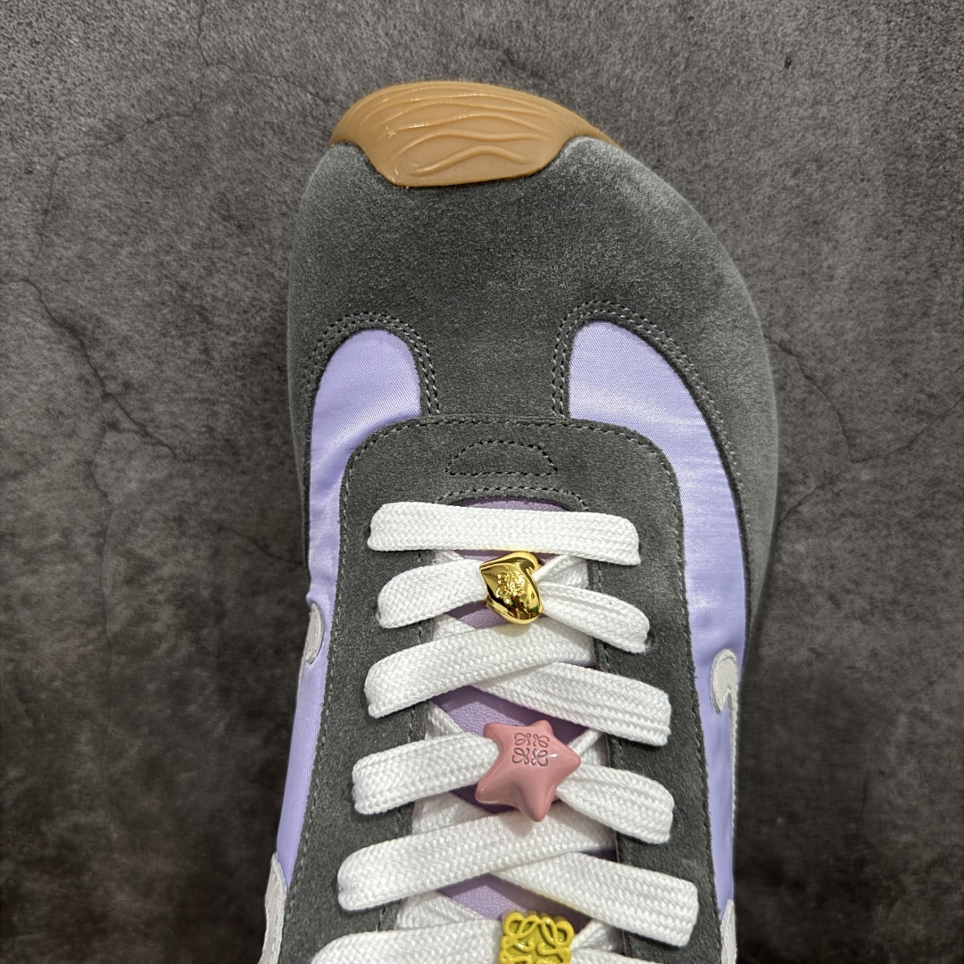 图片[5]-【X1顶级版本】任意细节不惧对比 外贸出口订单 广东原厂 罗意威LOEWE 2025 | Ballet Runner2.0 新款芭蕾舞鞋 超级棒 不对称鞋头造型，作为LOEWE的标志性设计 超柔软，轻便且灵活的鞋底，新的波浪纹理橡胶外底，延伸至鞋头，升级的柔软皮革内衬和鞋床，提供最大舒适感，后跟有3D注塑橡胶徽标，真皮和皮料混搭彰显复古风格 内增高拼色德训鞋 阿甘鞋 小白鞋 拼色拼接鞋面 非常高级隐藏式小内增高 脚后跟设计新颖 柔软舒适 会被评为年度最舒适的暴走鞋 如履平地 原版细节 鞋面由进口麂皮 牛皮 原版布拼接 牛皮垫脚 原版定制磨具组合大底 原盒包装 内娱明星杨幂等众多同款上脚 小红书 一系列素材图 极具爆款。 尺码 35 36 37 38 39 40 41 42 43 44 45-选品中心