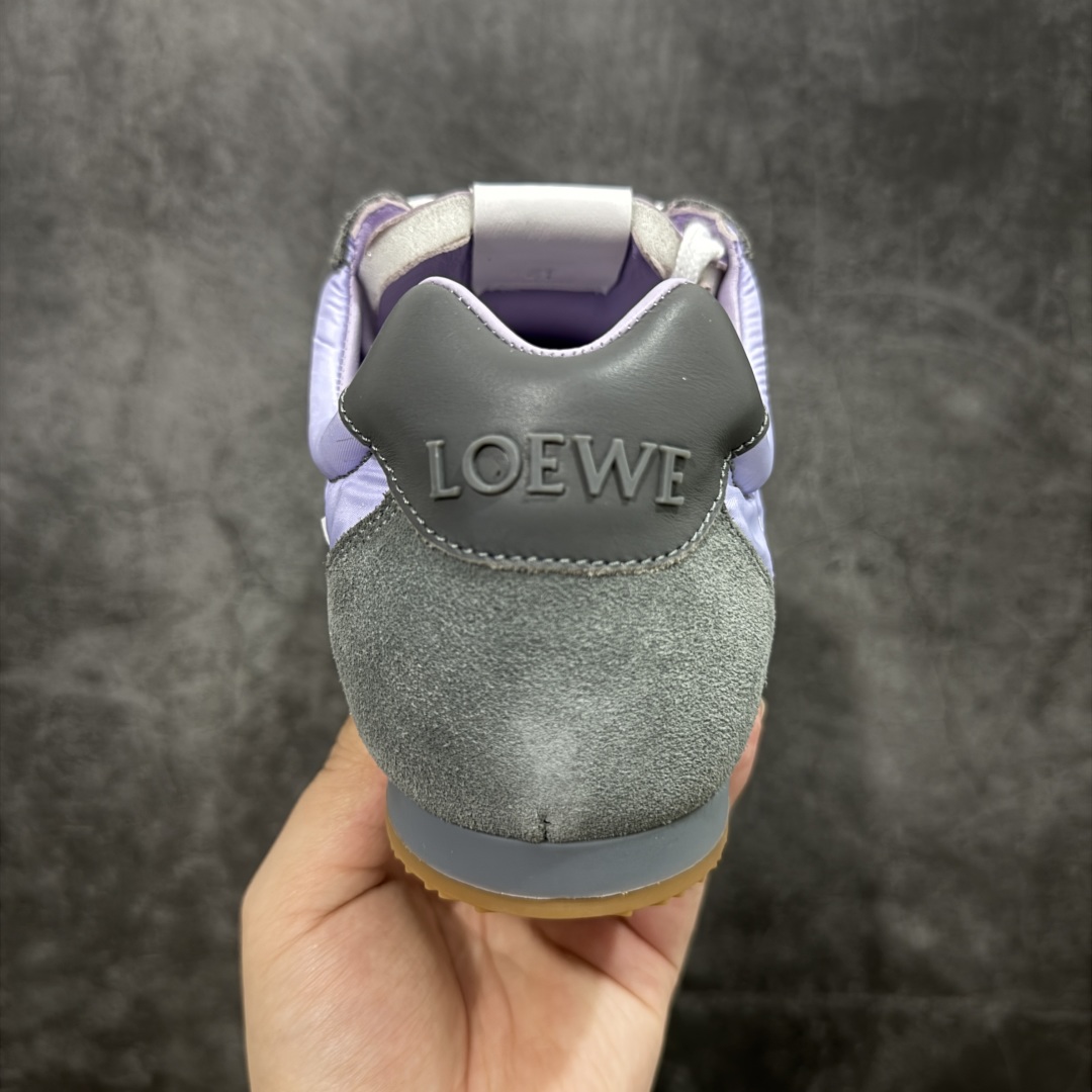 图片[4]-【X1顶级版本】任意细节不惧对比 外贸出口订单 广东原厂 罗意威LOEWE 2025 | Ballet Runner2.0 新款芭蕾舞鞋 超级棒 不对称鞋头造型，作为LOEWE的标志性设计 超柔软，轻便且灵活的鞋底，新的波浪纹理橡胶外底，延伸至鞋头，升级的柔软皮革内衬和鞋床，提供最大舒适感，后跟有3D注塑橡胶徽标，真皮和皮料混搭彰显复古风格 内增高拼色德训鞋 阿甘鞋 小白鞋 拼色拼接鞋面 非常高级隐藏式小内增高 脚后跟设计新颖 柔软舒适 会被评为年度最舒适的暴走鞋 如履平地 原版细节 鞋面由进口麂皮 牛皮 原版布拼接 牛皮垫脚 原版定制磨具组合大底 原盒包装 内娱明星杨幂等众多同款上脚 小红书 一系列素材图 极具爆款。 尺码 35 36 37 38 39 40 41 42 43 44 45-选品中心