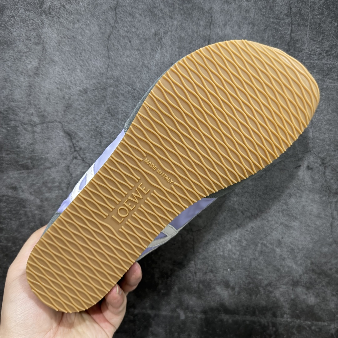 图片[9]-【X1顶级版本】任意细节不惧对比 外贸出口订单 广东原厂 罗意威LOEWE 2025 | Ballet Runner2.0 新款芭蕾舞鞋 超级棒 不对称鞋头造型，作为LOEWE的标志性设计 超柔软，轻便且灵活的鞋底，新的波浪纹理橡胶外底，延伸至鞋头，升级的柔软皮革内衬和鞋床，提供最大舒适感，后跟有3D注塑橡胶徽标，真皮和皮料混搭彰显复古风格 内增高拼色德训鞋 阿甘鞋 小白鞋 拼色拼接鞋面 非常高级隐藏式小内增高 脚后跟设计新颖 柔软舒适 会被评为年度最舒适的暴走鞋 如履平地 原版细节 鞋面由进口麂皮 牛皮 原版布拼接 牛皮垫脚 原版定制磨具组合大底 原盒包装 内娱明星杨幂等众多同款上脚 小红书 一系列素材图 极具爆款。 尺码 35 36 37 38 39 40 41 42 43 44 45-选品中心