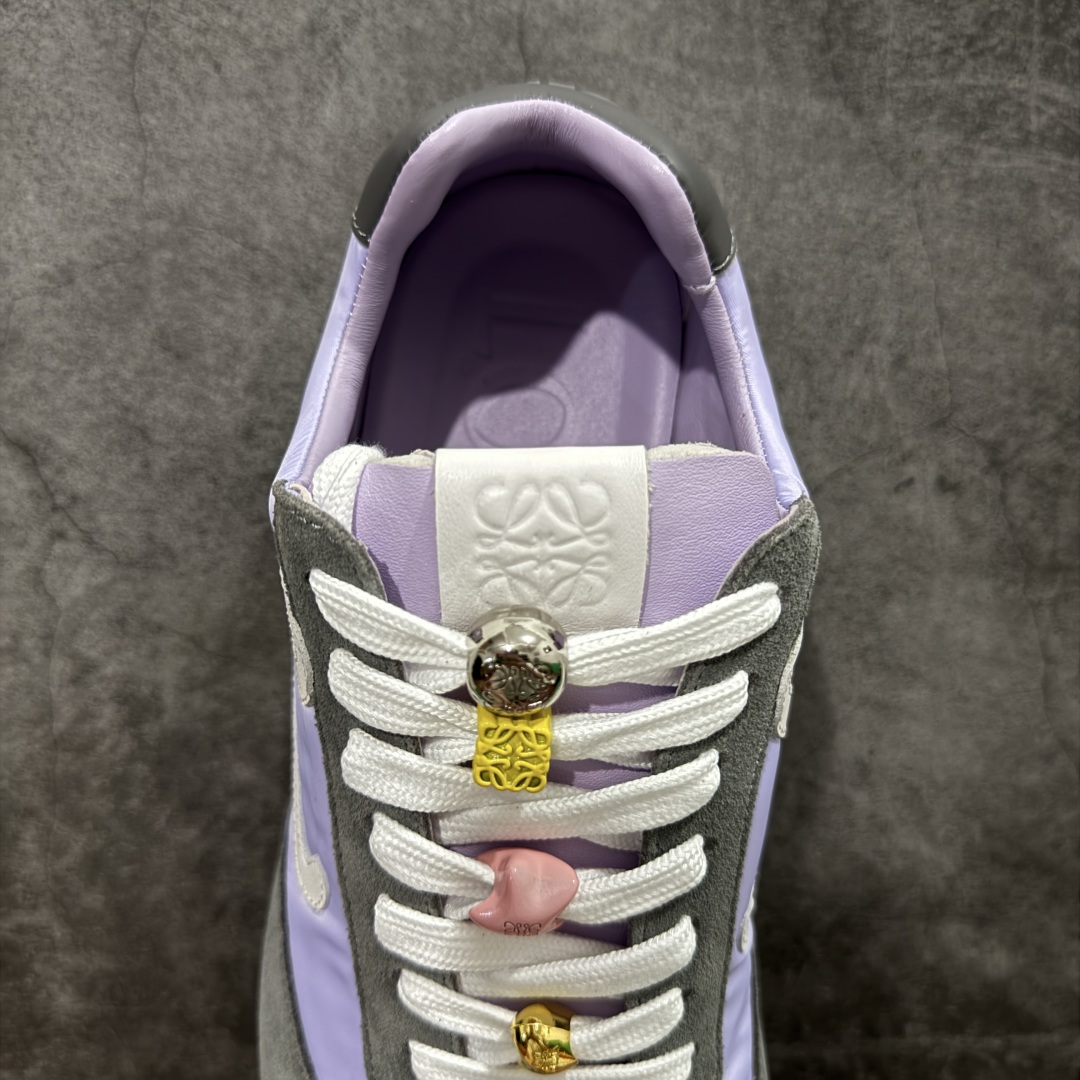 图片[8]-【X1顶级版本】任意细节不惧对比 外贸出口订单 广东原厂 罗意威LOEWE 2025 | Ballet Runner2.0 新款芭蕾舞鞋 超级棒 不对称鞋头造型，作为LOEWE的标志性设计 超柔软，轻便且灵活的鞋底，新的波浪纹理橡胶外底，延伸至鞋头，升级的柔软皮革内衬和鞋床，提供最大舒适感，后跟有3D注塑橡胶徽标，真皮和皮料混搭彰显复古风格 内增高拼色德训鞋 阿甘鞋 小白鞋 拼色拼接鞋面 非常高级隐藏式小内增高 脚后跟设计新颖 柔软舒适 会被评为年度最舒适的暴走鞋 如履平地 原版细节 鞋面由进口麂皮 牛皮 原版布拼接 牛皮垫脚 原版定制磨具组合大底 原盒包装 内娱明星杨幂等众多同款上脚 小红书 一系列素材图 极具爆款。 尺码 35 36 37 38 39 40 41 42 43 44 45-选品中心