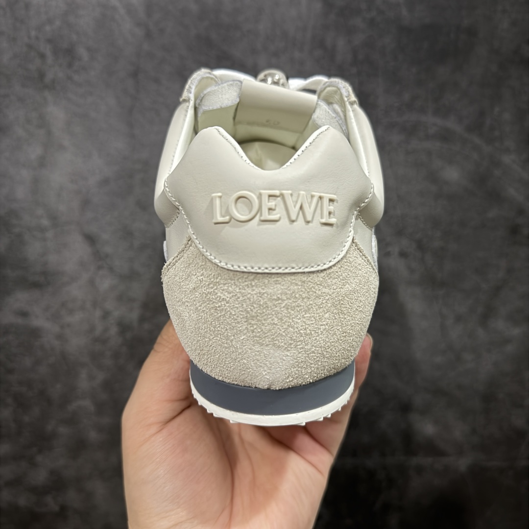 图片[4]-【X1顶级版本】任意细节不惧对比 外贸出口订单 广东原厂 罗意威LOEWE 2025 | Ballet Runner2.0 新款芭蕾舞鞋 超级棒 不对称鞋头造型，作为LOEWE的标志性设计 超柔软，轻便且灵活的鞋底，新的波浪纹理橡胶外底，延伸至鞋头，升级的柔软皮革内衬和鞋床，提供最大舒适感，后跟有3D注塑橡胶徽标，真皮和皮料混搭彰显复古风格 内增高拼色德训鞋 阿甘鞋 小白鞋 拼色拼接鞋面 非常高级隐藏式小内增高 脚后跟设计新颖 柔软舒适 会被评为年度最舒适的暴走鞋 如履平地 原版细节 鞋面由进口麂皮 牛皮 原版布拼接 牛皮垫脚 原版定制磨具组合大底 原盒包装 内娱明星杨幂等众多同款上脚 小红书 一系列素材图 极具爆款。 尺码 35 36 37 38 39 40 41 42 43 44 45-选品中心