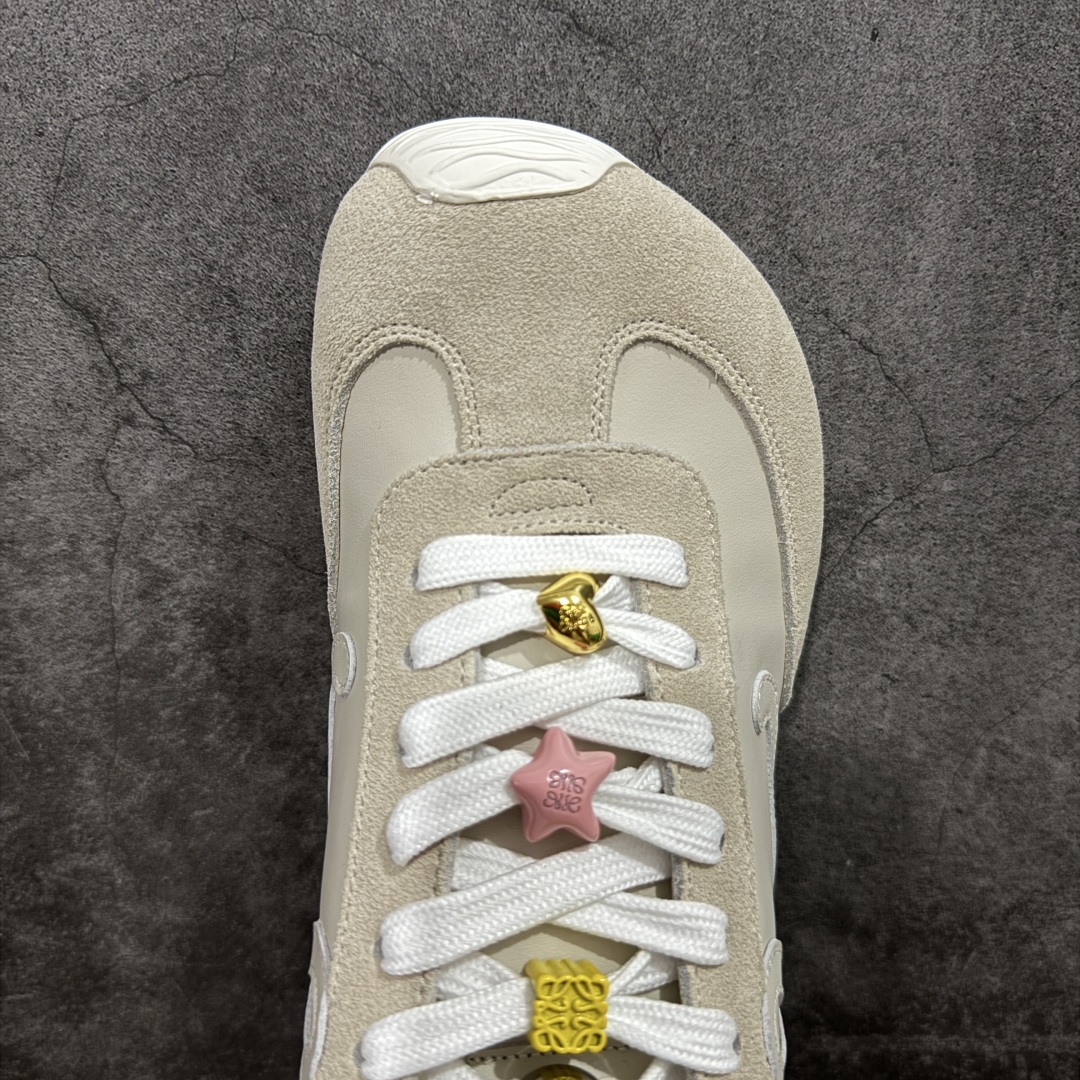 图片[5]-【X1顶级版本】任意细节不惧对比 外贸出口订单 广东原厂 罗意威LOEWE 2025 | Ballet Runner2.0 新款芭蕾舞鞋 超级棒 不对称鞋头造型，作为LOEWE的标志性设计 超柔软，轻便且灵活的鞋底，新的波浪纹理橡胶外底，延伸至鞋头，升级的柔软皮革内衬和鞋床，提供最大舒适感，后跟有3D注塑橡胶徽标，真皮和皮料混搭彰显复古风格 内增高拼色德训鞋 阿甘鞋 小白鞋 拼色拼接鞋面 非常高级隐藏式小内增高 脚后跟设计新颖 柔软舒适 会被评为年度最舒适的暴走鞋 如履平地 原版细节 鞋面由进口麂皮 牛皮 原版布拼接 牛皮垫脚 原版定制磨具组合大底 原盒包装 内娱明星杨幂等众多同款上脚 小红书 一系列素材图 极具爆款。 尺码 35 36 37 38 39 40 41 42 43 44 45-选品中心