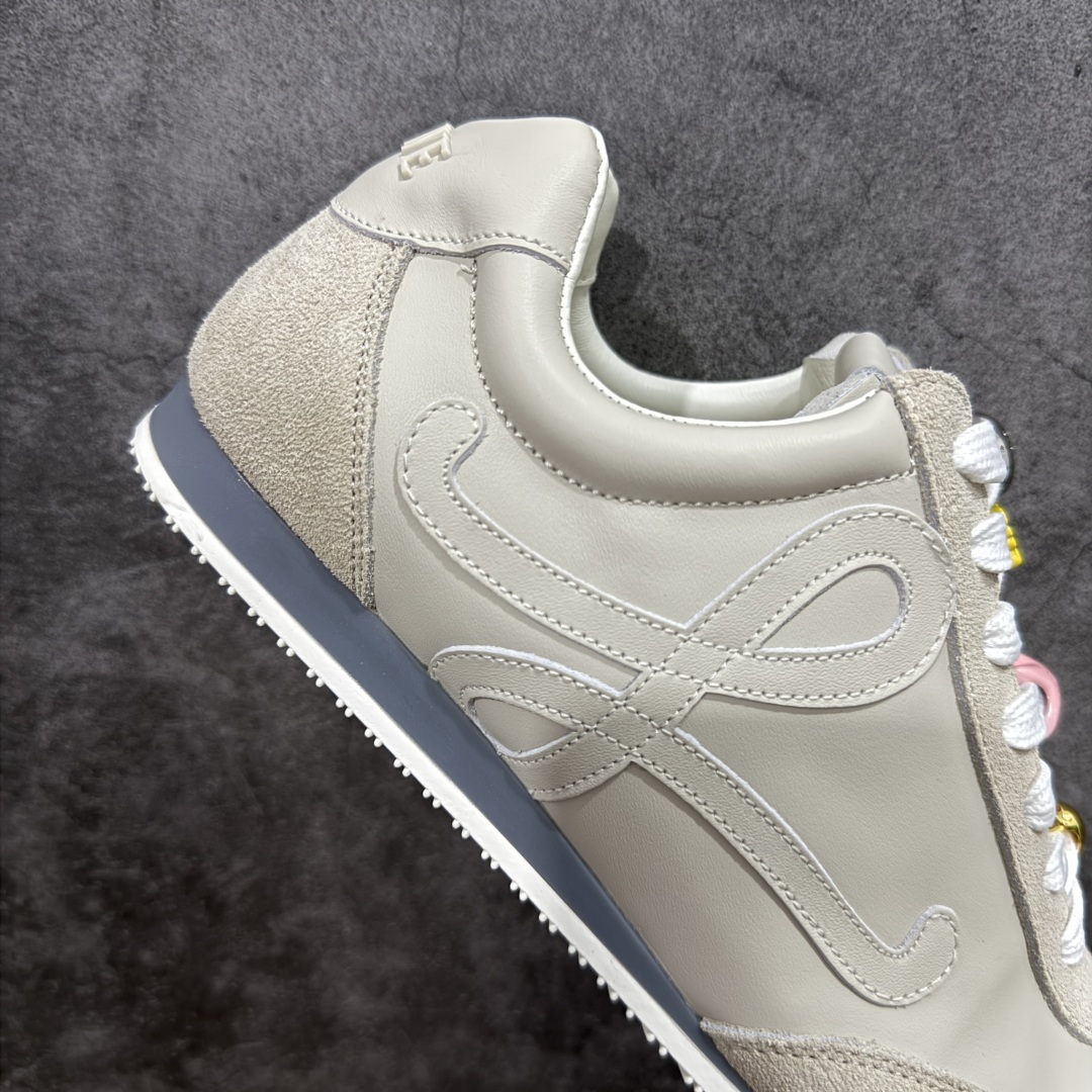 图片[7]-【X1顶级版本】任意细节不惧对比 外贸出口订单 广东原厂 罗意威LOEWE 2025 | Ballet Runner2.0 新款芭蕾舞鞋 超级棒 不对称鞋头造型，作为LOEWE的标志性设计 超柔软，轻便且灵活的鞋底，新的波浪纹理橡胶外底，延伸至鞋头，升级的柔软皮革内衬和鞋床，提供最大舒适感，后跟有3D注塑橡胶徽标，真皮和皮料混搭彰显复古风格 内增高拼色德训鞋 阿甘鞋 小白鞋 拼色拼接鞋面 非常高级隐藏式小内增高 脚后跟设计新颖 柔软舒适 会被评为年度最舒适的暴走鞋 如履平地 原版细节 鞋面由进口麂皮 牛皮 原版布拼接 牛皮垫脚 原版定制磨具组合大底 原盒包装 内娱明星杨幂等众多同款上脚 小红书 一系列素材图 极具爆款。 尺码 35 36 37 38 39 40 41 42 43 44 45-选品中心