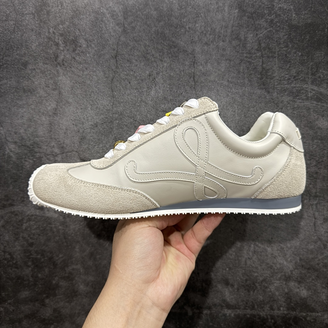 图片[2]-【X1顶级版本】任意细节不惧对比 外贸出口订单 广东原厂 罗意威LOEWE 2025 | Ballet Runner2.0 新款芭蕾舞鞋 超级棒 不对称鞋头造型，作为LOEWE的标志性设计 超柔软，轻便且灵活的鞋底，新的波浪纹理橡胶外底，延伸至鞋头，升级的柔软皮革内衬和鞋床，提供最大舒适感，后跟有3D注塑橡胶徽标，真皮和皮料混搭彰显复古风格 内增高拼色德训鞋 阿甘鞋 小白鞋 拼色拼接鞋面 非常高级隐藏式小内增高 脚后跟设计新颖 柔软舒适 会被评为年度最舒适的暴走鞋 如履平地 原版细节 鞋面由进口麂皮 牛皮 原版布拼接 牛皮垫脚 原版定制磨具组合大底 原盒包装 内娱明星杨幂等众多同款上脚 小红书 一系列素材图 极具爆款。 尺码 35 36 37 38 39 40 41 42 43 44 45-选品中心