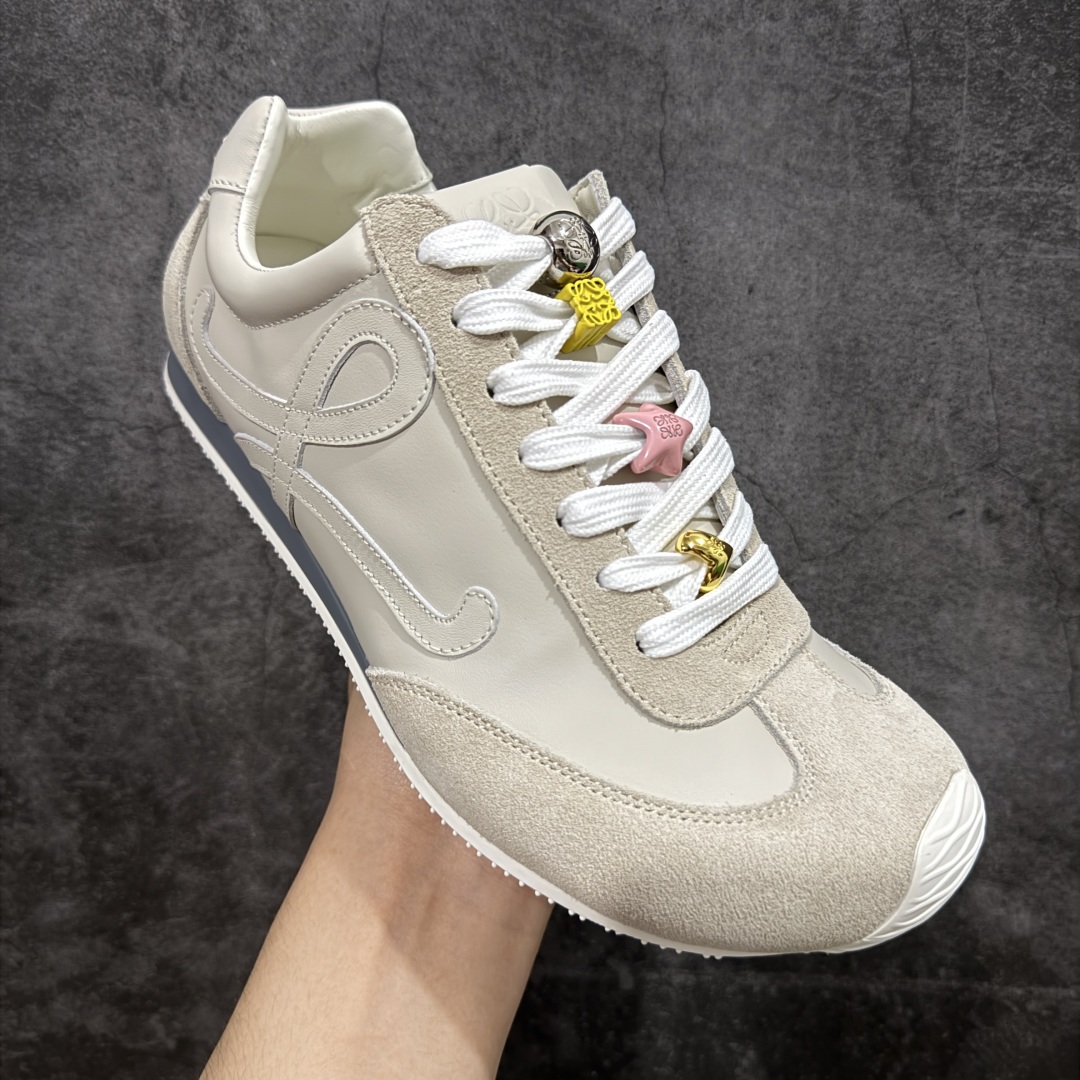 图片[3]-【X1顶级版本】任意细节不惧对比 外贸出口订单 广东原厂 罗意威LOEWE 2025 | Ballet Runner2.0 新款芭蕾舞鞋 超级棒 不对称鞋头造型，作为LOEWE的标志性设计 超柔软，轻便且灵活的鞋底，新的波浪纹理橡胶外底，延伸至鞋头，升级的柔软皮革内衬和鞋床，提供最大舒适感，后跟有3D注塑橡胶徽标，真皮和皮料混搭彰显复古风格 内增高拼色德训鞋 阿甘鞋 小白鞋 拼色拼接鞋面 非常高级隐藏式小内增高 脚后跟设计新颖 柔软舒适 会被评为年度最舒适的暴走鞋 如履平地 原版细节 鞋面由进口麂皮 牛皮 原版布拼接 牛皮垫脚 原版定制磨具组合大底 原盒包装 内娱明星杨幂等众多同款上脚 小红书 一系列素材图 极具爆款。 尺码 35 36 37 38 39 40 41 42 43 44 45-选品中心