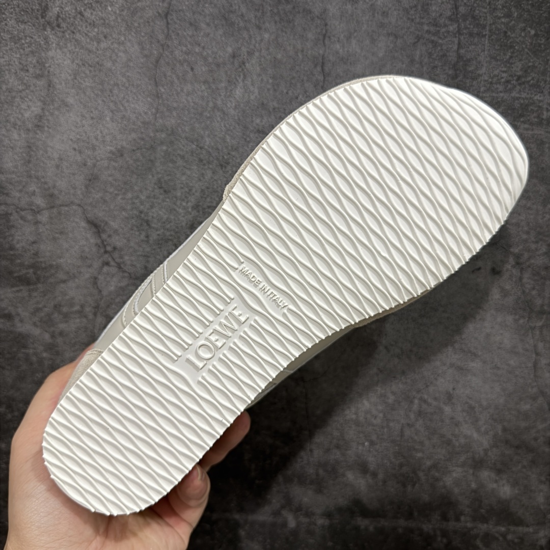 图片[9]-【X1顶级版本】任意细节不惧对比 外贸出口订单 广东原厂 罗意威LOEWE 2025 | Ballet Runner2.0 新款芭蕾舞鞋 超级棒 不对称鞋头造型，作为LOEWE的标志性设计 超柔软，轻便且灵活的鞋底，新的波浪纹理橡胶外底，延伸至鞋头，升级的柔软皮革内衬和鞋床，提供最大舒适感，后跟有3D注塑橡胶徽标，真皮和皮料混搭彰显复古风格 内增高拼色德训鞋 阿甘鞋 小白鞋 拼色拼接鞋面 非常高级隐藏式小内增高 脚后跟设计新颖 柔软舒适 会被评为年度最舒适的暴走鞋 如履平地 原版细节 鞋面由进口麂皮 牛皮 原版布拼接 牛皮垫脚 原版定制磨具组合大底 原盒包装 内娱明星杨幂等众多同款上脚 小红书 一系列素材图 极具爆款。 尺码 35 36 37 38 39 40 41 42 43 44 45-选品中心