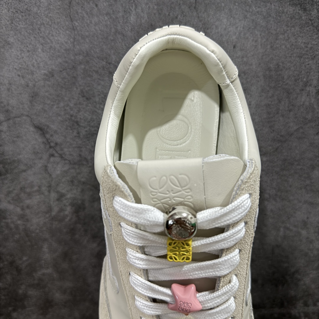 图片[8]-【X1顶级版本】任意细节不惧对比 外贸出口订单 广东原厂 罗意威LOEWE 2025 | Ballet Runner2.0 新款芭蕾舞鞋 超级棒 不对称鞋头造型，作为LOEWE的标志性设计 超柔软，轻便且灵活的鞋底，新的波浪纹理橡胶外底，延伸至鞋头，升级的柔软皮革内衬和鞋床，提供最大舒适感，后跟有3D注塑橡胶徽标，真皮和皮料混搭彰显复古风格 内增高拼色德训鞋 阿甘鞋 小白鞋 拼色拼接鞋面 非常高级隐藏式小内增高 脚后跟设计新颖 柔软舒适 会被评为年度最舒适的暴走鞋 如履平地 原版细节 鞋面由进口麂皮 牛皮 原版布拼接 牛皮垫脚 原版定制磨具组合大底 原盒包装 内娱明星杨幂等众多同款上脚 小红书 一系列素材图 极具爆款。 尺码 35 36 37 38 39 40 41 42 43 44 45-选品中心