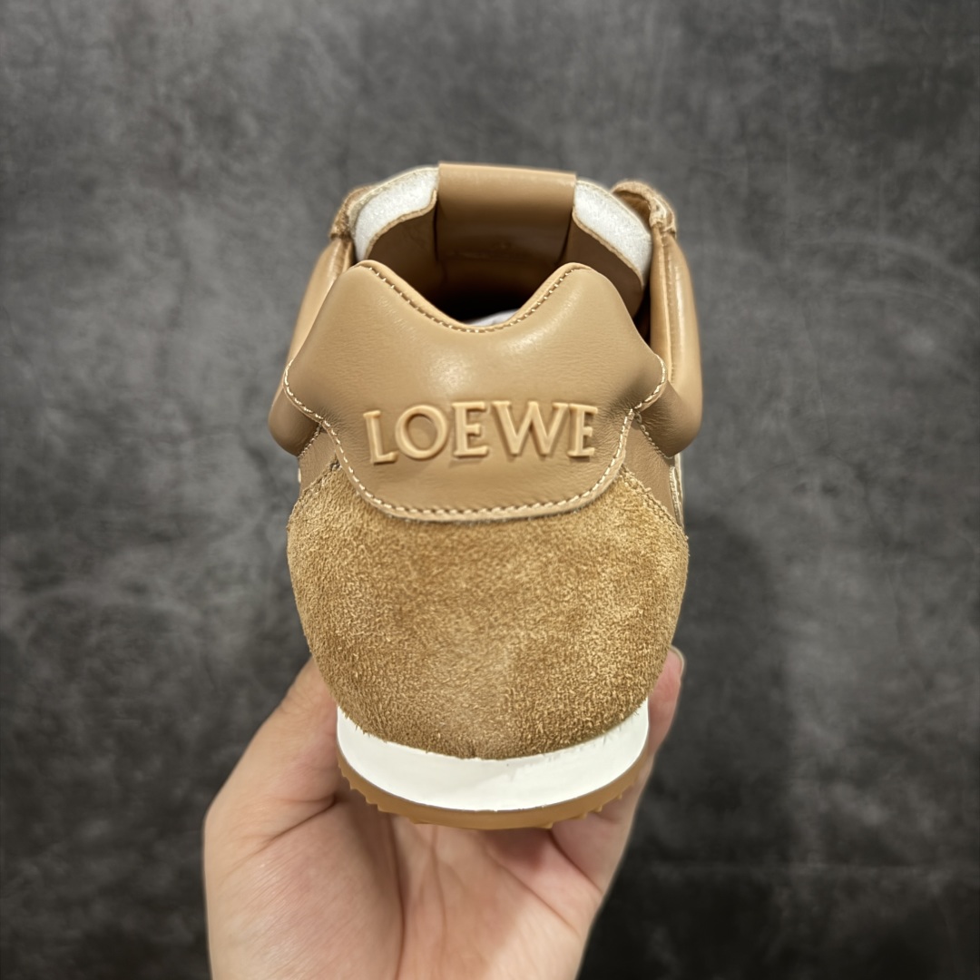 图片[4]-【X1顶级版本】任意细节不惧对比 外贸出口订单 广东原厂 罗意威LOEWE 2025 | Ballet Runner2.0 新款芭蕾舞鞋 超级棒 不对称鞋头造型，作为LOEWE的标志性设计 超柔软，轻便且灵活的鞋底，新的波浪纹理橡胶外底，延伸至鞋头，升级的柔软皮革内衬和鞋床，提供最大舒适感，后跟有3D注塑橡胶徽标，真皮和皮料混搭彰显复古风格 内增高拼色德训鞋 阿甘鞋 小白鞋 拼色拼接鞋面 非常高级隐藏式小内增高 脚后跟设计新颖 柔软舒适 会被评为年度最舒适的暴走鞋 如履平地 原版细节 鞋面由进口麂皮 牛皮 原版布拼接 牛皮垫脚 原版定制磨具组合大底 原盒包装 内娱明星杨幂等众多同款上脚 小红书 一系列素材图 极具爆款。 尺码 35 36 37 38 39 40 41 42 43 44 45-选品中心