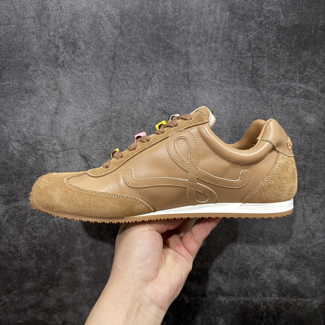 图片[2]-【X1顶级版本】任意细节不惧对比 外贸出口订单 广东原厂 罗意威LOEWE 2025 | Ballet Runner2.0 新款芭蕾舞鞋 超级棒 不对称鞋头造型，作为LOEWE的标志性设计 超柔软，轻便且灵活的鞋底，新的波浪纹理橡胶外底，延伸至鞋头，升级的柔软皮革内衬和鞋床，提供最大舒适感，后跟有3D注塑橡胶徽标，真皮和皮料混搭彰显复古风格 内增高拼色德训鞋 阿甘鞋 小白鞋 拼色拼接鞋面 非常高级隐藏式小内增高 脚后跟设计新颖 柔软舒适 会被评为年度最舒适的暴走鞋 如履平地 原版细节 鞋面由进口麂皮 牛皮 原版布拼接 牛皮垫脚 原版定制磨具组合大底 原盒包装 内娱明星杨幂等众多同款上脚 小红书 一系列素材图 极具爆款。 尺码 35 36 37 38 39 40 41 42 43 44 45-选品中心