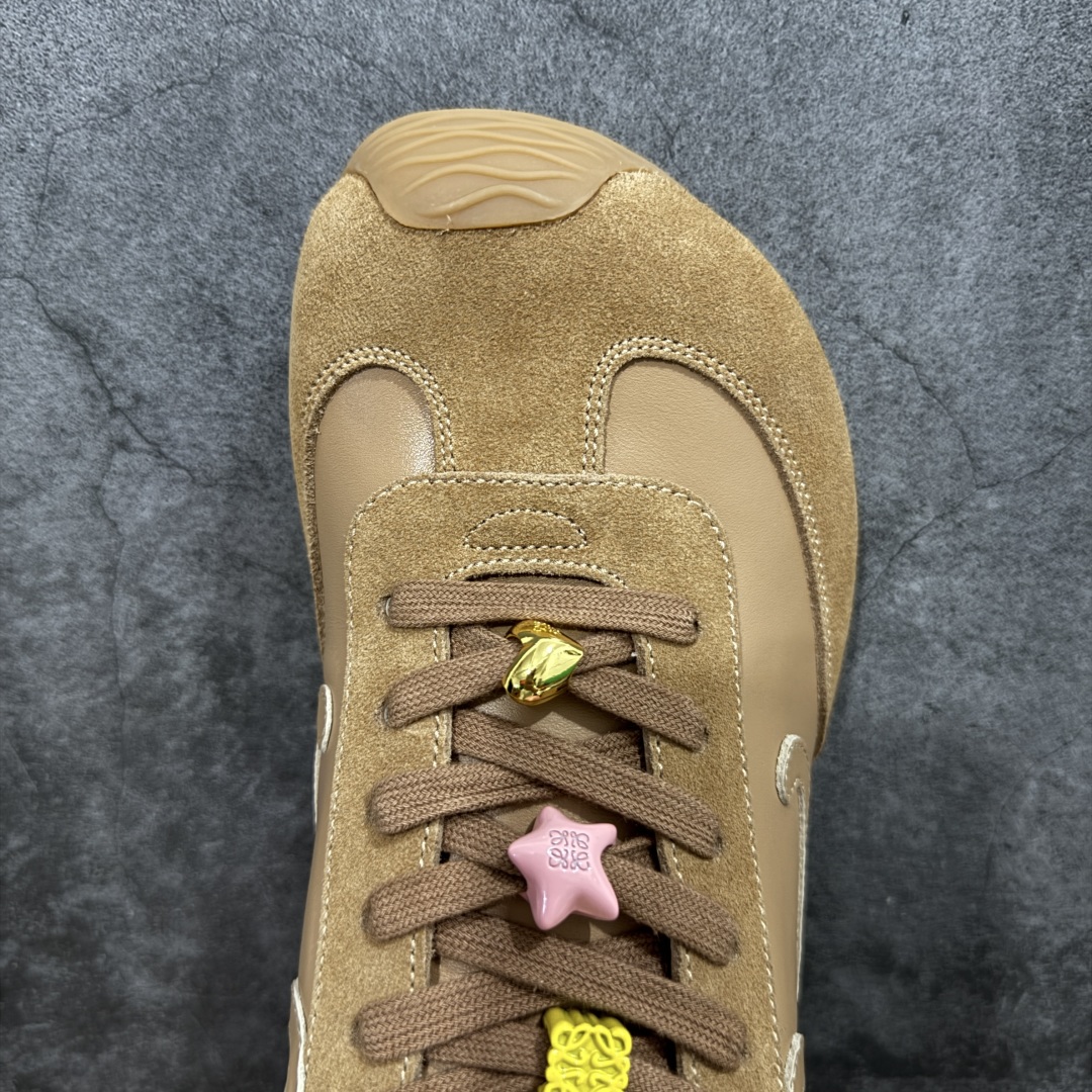 图片[5]-【X1顶级版本】任意细节不惧对比 外贸出口订单 广东原厂 罗意威LOEWE 2025 | Ballet Runner2.0 新款芭蕾舞鞋 超级棒 不对称鞋头造型，作为LOEWE的标志性设计 超柔软，轻便且灵活的鞋底，新的波浪纹理橡胶外底，延伸至鞋头，升级的柔软皮革内衬和鞋床，提供最大舒适感，后跟有3D注塑橡胶徽标，真皮和皮料混搭彰显复古风格 内增高拼色德训鞋 阿甘鞋 小白鞋 拼色拼接鞋面 非常高级隐藏式小内增高 脚后跟设计新颖 柔软舒适 会被评为年度最舒适的暴走鞋 如履平地 原版细节 鞋面由进口麂皮 牛皮 原版布拼接 牛皮垫脚 原版定制磨具组合大底 原盒包装 内娱明星杨幂等众多同款上脚 小红书 一系列素材图 极具爆款。 尺码 35 36 37 38 39 40 41 42 43 44 45-选品中心