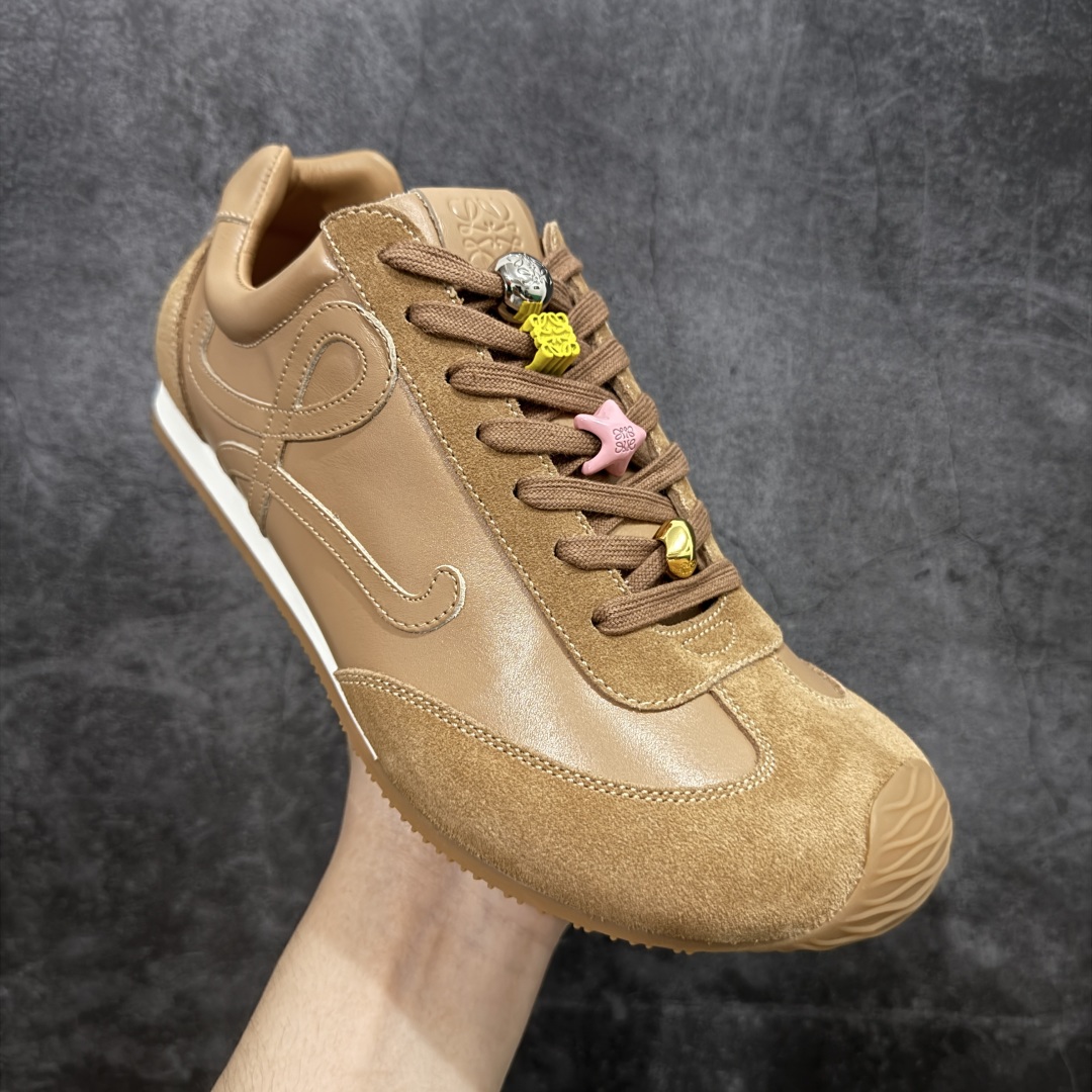 图片[3]-【X1顶级版本】任意细节不惧对比 外贸出口订单 广东原厂 罗意威LOEWE 2025 | Ballet Runner2.0 新款芭蕾舞鞋 超级棒 不对称鞋头造型，作为LOEWE的标志性设计 超柔软，轻便且灵活的鞋底，新的波浪纹理橡胶外底，延伸至鞋头，升级的柔软皮革内衬和鞋床，提供最大舒适感，后跟有3D注塑橡胶徽标，真皮和皮料混搭彰显复古风格 内增高拼色德训鞋 阿甘鞋 小白鞋 拼色拼接鞋面 非常高级隐藏式小内增高 脚后跟设计新颖 柔软舒适 会被评为年度最舒适的暴走鞋 如履平地 原版细节 鞋面由进口麂皮 牛皮 原版布拼接 牛皮垫脚 原版定制磨具组合大底 原盒包装 内娱明星杨幂等众多同款上脚 小红书 一系列素材图 极具爆款。 尺码 35 36 37 38 39 40 41 42 43 44 45-选品中心