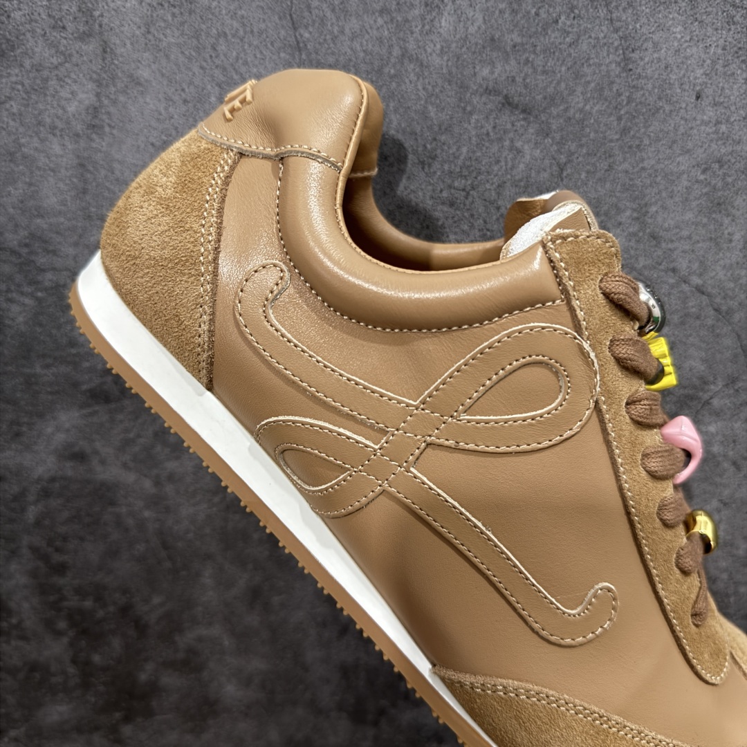 图片[7]-【X1顶级版本】任意细节不惧对比 外贸出口订单 广东原厂 罗意威LOEWE 2025 | Ballet Runner2.0 新款芭蕾舞鞋 超级棒 不对称鞋头造型，作为LOEWE的标志性设计 超柔软，轻便且灵活的鞋底，新的波浪纹理橡胶外底，延伸至鞋头，升级的柔软皮革内衬和鞋床，提供最大舒适感，后跟有3D注塑橡胶徽标，真皮和皮料混搭彰显复古风格 内增高拼色德训鞋 阿甘鞋 小白鞋 拼色拼接鞋面 非常高级隐藏式小内增高 脚后跟设计新颖 柔软舒适 会被评为年度最舒适的暴走鞋 如履平地 原版细节 鞋面由进口麂皮 牛皮 原版布拼接 牛皮垫脚 原版定制磨具组合大底 原盒包装 内娱明星杨幂等众多同款上脚 小红书 一系列素材图 极具爆款。 尺码 35 36 37 38 39 40 41 42 43 44 45-选品中心