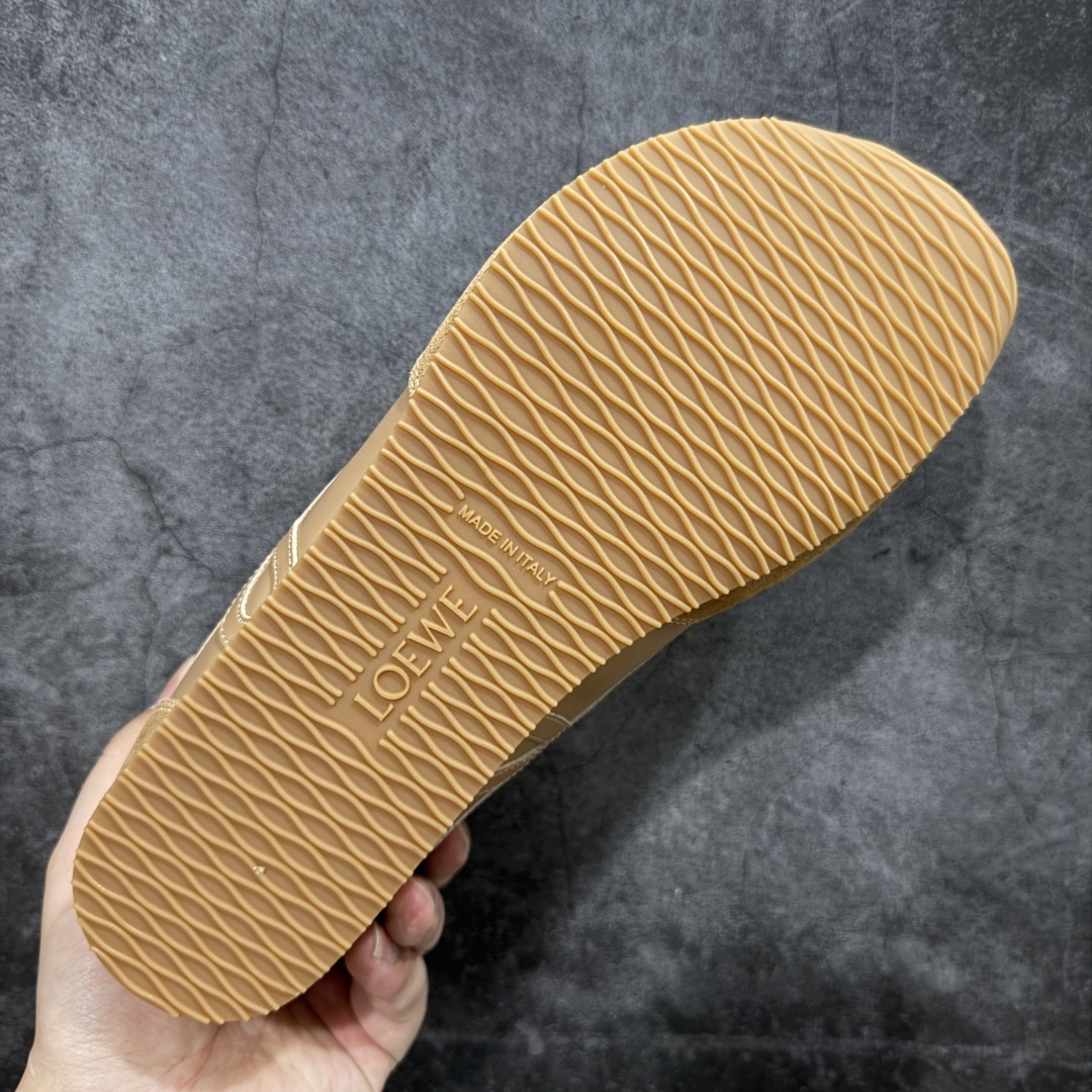 图片[9]-【X1顶级版本】任意细节不惧对比 外贸出口订单 广东原厂 罗意威LOEWE 2025 | Ballet Runner2.0 新款芭蕾舞鞋 超级棒 不对称鞋头造型，作为LOEWE的标志性设计 超柔软，轻便且灵活的鞋底，新的波浪纹理橡胶外底，延伸至鞋头，升级的柔软皮革内衬和鞋床，提供最大舒适感，后跟有3D注塑橡胶徽标，真皮和皮料混搭彰显复古风格 内增高拼色德训鞋 阿甘鞋 小白鞋 拼色拼接鞋面 非常高级隐藏式小内增高 脚后跟设计新颖 柔软舒适 会被评为年度最舒适的暴走鞋 如履平地 原版细节 鞋面由进口麂皮 牛皮 原版布拼接 牛皮垫脚 原版定制磨具组合大底 原盒包装 内娱明星杨幂等众多同款上脚 小红书 一系列素材图 极具爆款。 尺码 35 36 37 38 39 40 41 42 43 44 45-选品中心