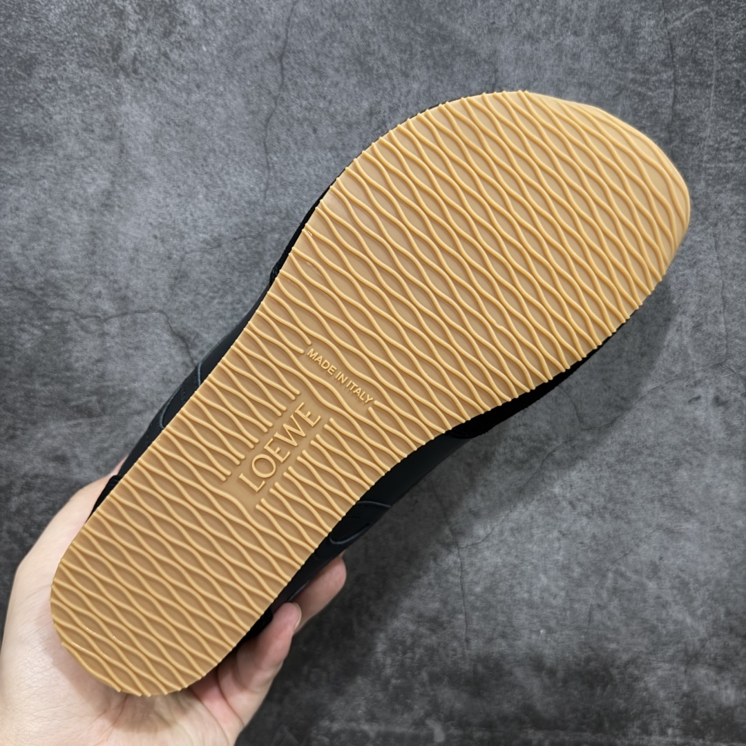 图片[9]-【X1顶级版本】任意细节不惧对比 外贸出口订单 广东原厂 罗意威LOEWE 2025 | Ballet Runner2.0 新款芭蕾舞鞋 超级棒 不对称鞋头造型，作为LOEWE的标志性设计 超柔软，轻便且灵活的鞋底，新的波浪纹理橡胶外底，延伸至鞋头，升级的柔软皮革内衬和鞋床，提供最大舒适感，后跟有3D注塑橡胶徽标，真皮和皮料混搭彰显复古风格 内增高拼色德训鞋 阿甘鞋 小白鞋 拼色拼接鞋面 非常高级隐藏式小内增高 脚后跟设计新颖 柔软舒适 会被评为年度最舒适的暴走鞋 如履平地 原版细节 鞋面由进口麂皮 牛皮 原版布拼接 牛皮垫脚 原版定制磨具组合大底 原盒包装 内娱明星杨幂等众多同款上脚 小红书 一系列素材图 极具爆款。 尺码 35 36 37 38 39 40 41 42 43 44 45-选品中心