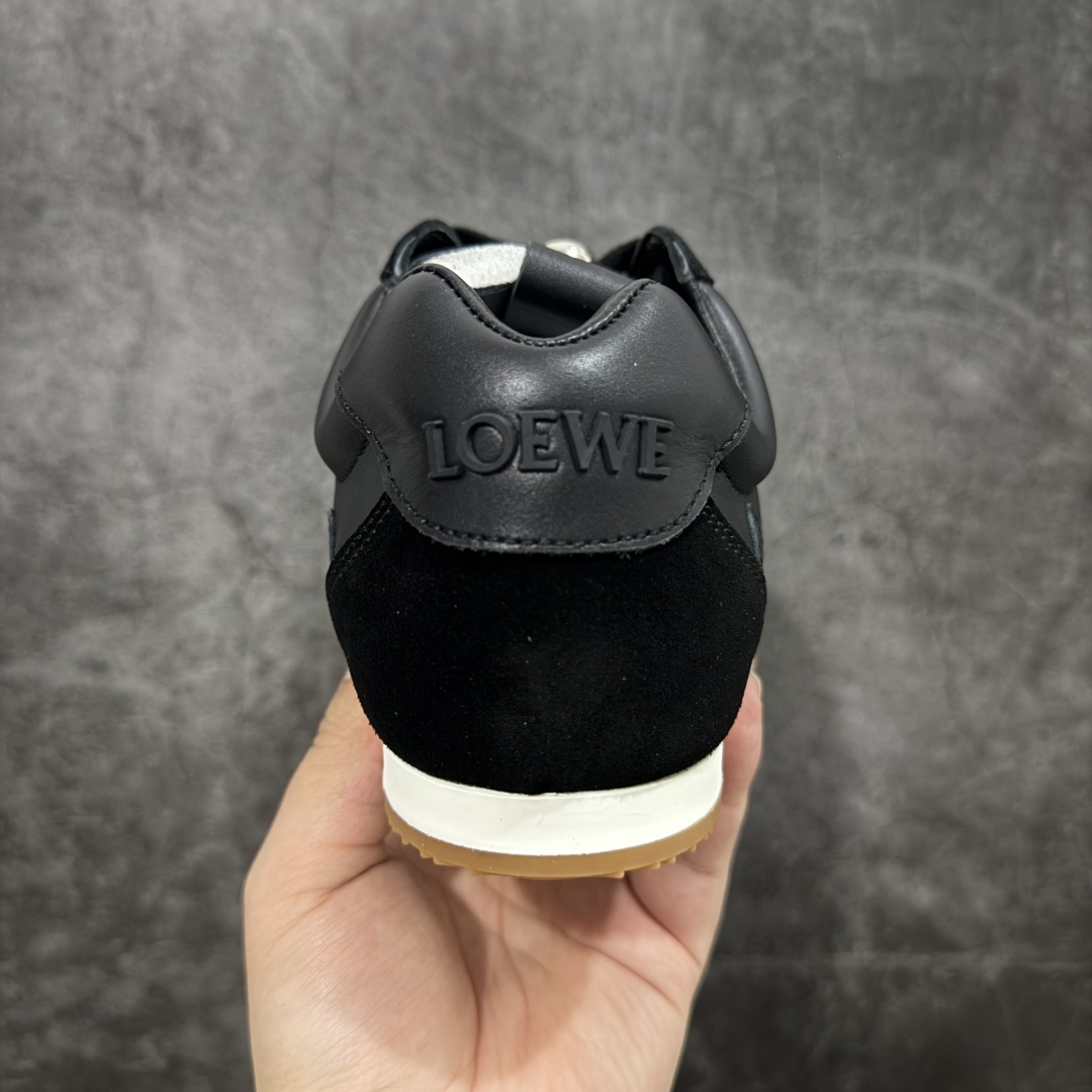 图片[4]-【X1顶级版本】任意细节不惧对比 外贸出口订单 广东原厂 罗意威LOEWE 2025 | Ballet Runner2.0 新款芭蕾舞鞋 超级棒 不对称鞋头造型，作为LOEWE的标志性设计 超柔软，轻便且灵活的鞋底，新的波浪纹理橡胶外底，延伸至鞋头，升级的柔软皮革内衬和鞋床，提供最大舒适感，后跟有3D注塑橡胶徽标，真皮和皮料混搭彰显复古风格 内增高拼色德训鞋 阿甘鞋 小白鞋 拼色拼接鞋面 非常高级隐藏式小内增高 脚后跟设计新颖 柔软舒适 会被评为年度最舒适的暴走鞋 如履平地 原版细节 鞋面由进口麂皮 牛皮 原版布拼接 牛皮垫脚 原版定制磨具组合大底 原盒包装 内娱明星杨幂等众多同款上脚 小红书 一系列素材图 极具爆款。 尺码 35 36 37 38 39 40 41 42 43 44 45-选品中心