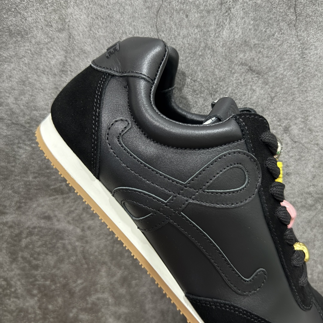 图片[7]-【X1顶级版本】任意细节不惧对比 外贸出口订单 广东原厂 罗意威LOEWE 2025 | Ballet Runner2.0 新款芭蕾舞鞋 超级棒 不对称鞋头造型，作为LOEWE的标志性设计 超柔软，轻便且灵活的鞋底，新的波浪纹理橡胶外底，延伸至鞋头，升级的柔软皮革内衬和鞋床，提供最大舒适感，后跟有3D注塑橡胶徽标，真皮和皮料混搭彰显复古风格 内增高拼色德训鞋 阿甘鞋 小白鞋 拼色拼接鞋面 非常高级隐藏式小内增高 脚后跟设计新颖 柔软舒适 会被评为年度最舒适的暴走鞋 如履平地 原版细节 鞋面由进口麂皮 牛皮 原版布拼接 牛皮垫脚 原版定制磨具组合大底 原盒包装 内娱明星杨幂等众多同款上脚 小红书 一系列素材图 极具爆款。 尺码 35 36 37 38 39 40 41 42 43 44 45-选品中心