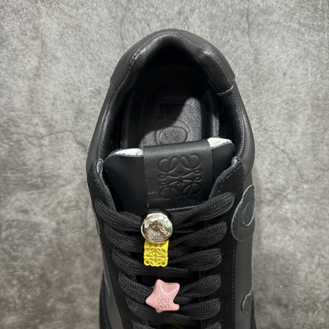 图片[8]-【X1顶级版本】任意细节不惧对比 外贸出口订单 广东原厂 罗意威LOEWE 2025 | Ballet Runner2.0 新款芭蕾舞鞋 超级棒 不对称鞋头造型，作为LOEWE的标志性设计 超柔软，轻便且灵活的鞋底，新的波浪纹理橡胶外底，延伸至鞋头，升级的柔软皮革内衬和鞋床，提供最大舒适感，后跟有3D注塑橡胶徽标，真皮和皮料混搭彰显复古风格 内增高拼色德训鞋 阿甘鞋 小白鞋 拼色拼接鞋面 非常高级隐藏式小内增高 脚后跟设计新颖 柔软舒适 会被评为年度最舒适的暴走鞋 如履平地 原版细节 鞋面由进口麂皮 牛皮 原版布拼接 牛皮垫脚 原版定制磨具组合大底 原盒包装 内娱明星杨幂等众多同款上脚 小红书 一系列素材图 极具爆款。 尺码 35 36 37 38 39 40 41 42 43 44 45-选品中心