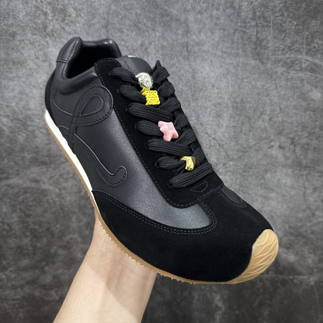 图片[3]-【X1顶级版本】任意细节不惧对比 外贸出口订单 广东原厂 罗意威LOEWE 2025 | Ballet Runner2.0 新款芭蕾舞鞋 超级棒 不对称鞋头造型，作为LOEWE的标志性设计 超柔软，轻便且灵活的鞋底，新的波浪纹理橡胶外底，延伸至鞋头，升级的柔软皮革内衬和鞋床，提供最大舒适感，后跟有3D注塑橡胶徽标，真皮和皮料混搭彰显复古风格 内增高拼色德训鞋 阿甘鞋 小白鞋 拼色拼接鞋面 非常高级隐藏式小内增高 脚后跟设计新颖 柔软舒适 会被评为年度最舒适的暴走鞋 如履平地 原版细节 鞋面由进口麂皮 牛皮 原版布拼接 牛皮垫脚 原版定制磨具组合大底 原盒包装 内娱明星杨幂等众多同款上脚 小红书 一系列素材图 极具爆款。 尺码 35 36 37 38 39 40 41 42 43 44 45-选品中心